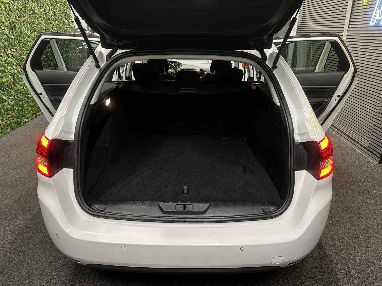 Billede af Peugeot 308 1,6 BlueHDi 120 Style Sky SW