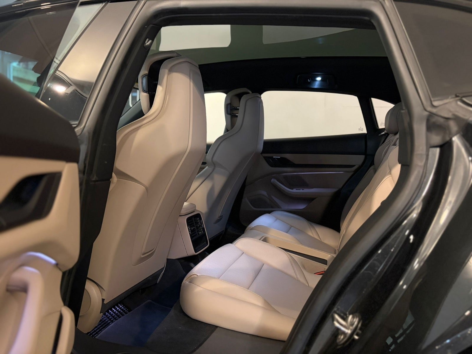 Porsche – Taycan 4