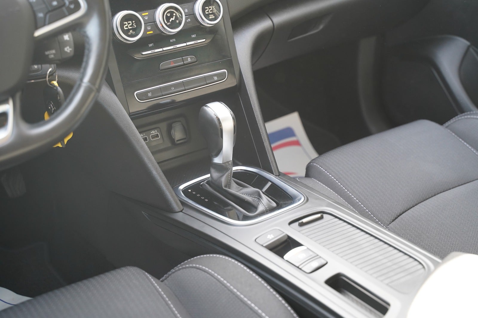 Billede af Renault Megane IV 1,6 E-Tech Zen Sport Tourer