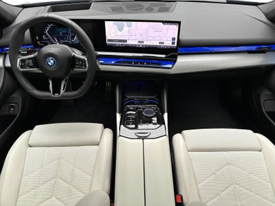 BMW i5 eDrive40 Touring Fully Charged M-Sport billede 3