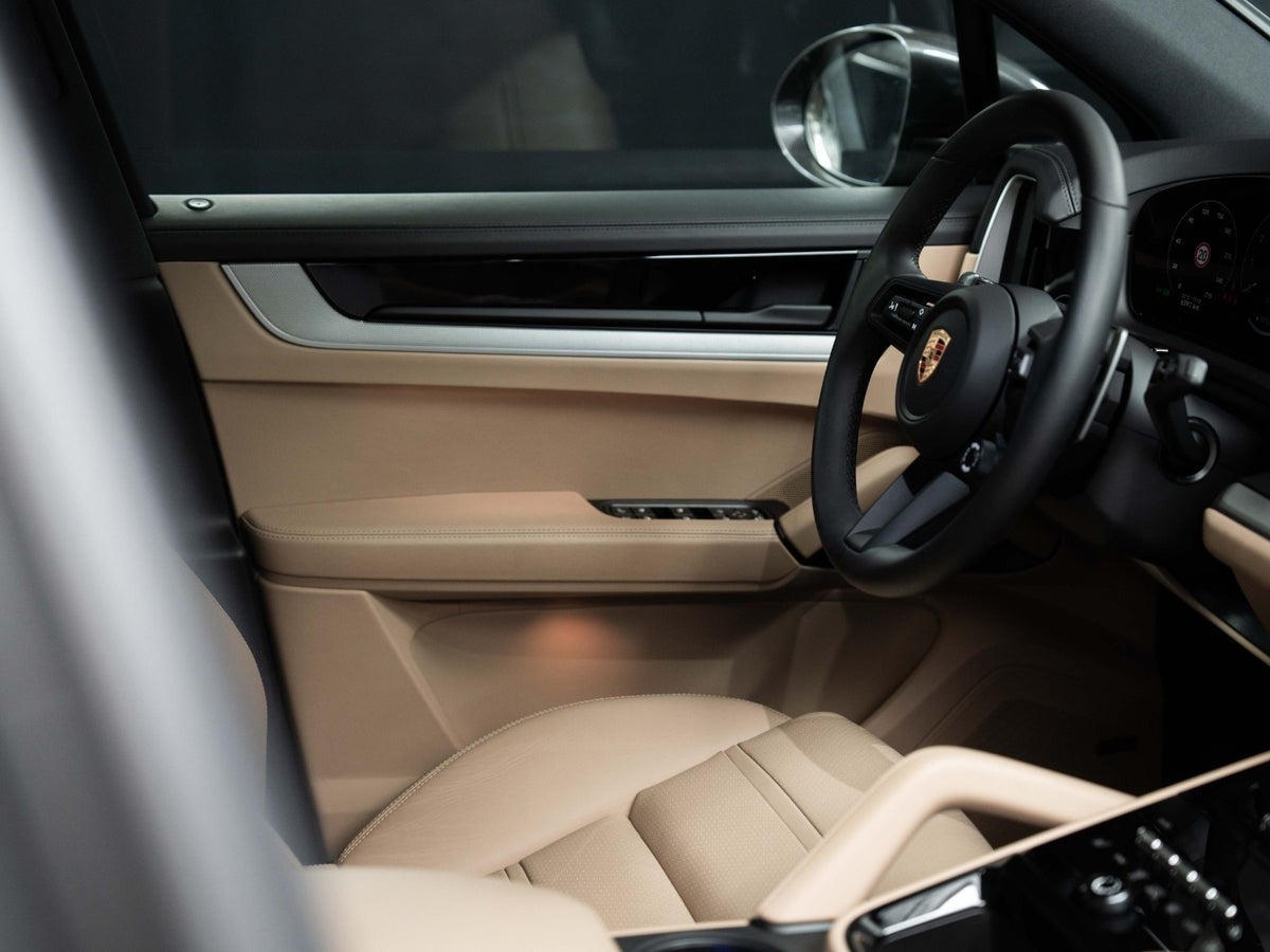 Gallery image 16 of 18