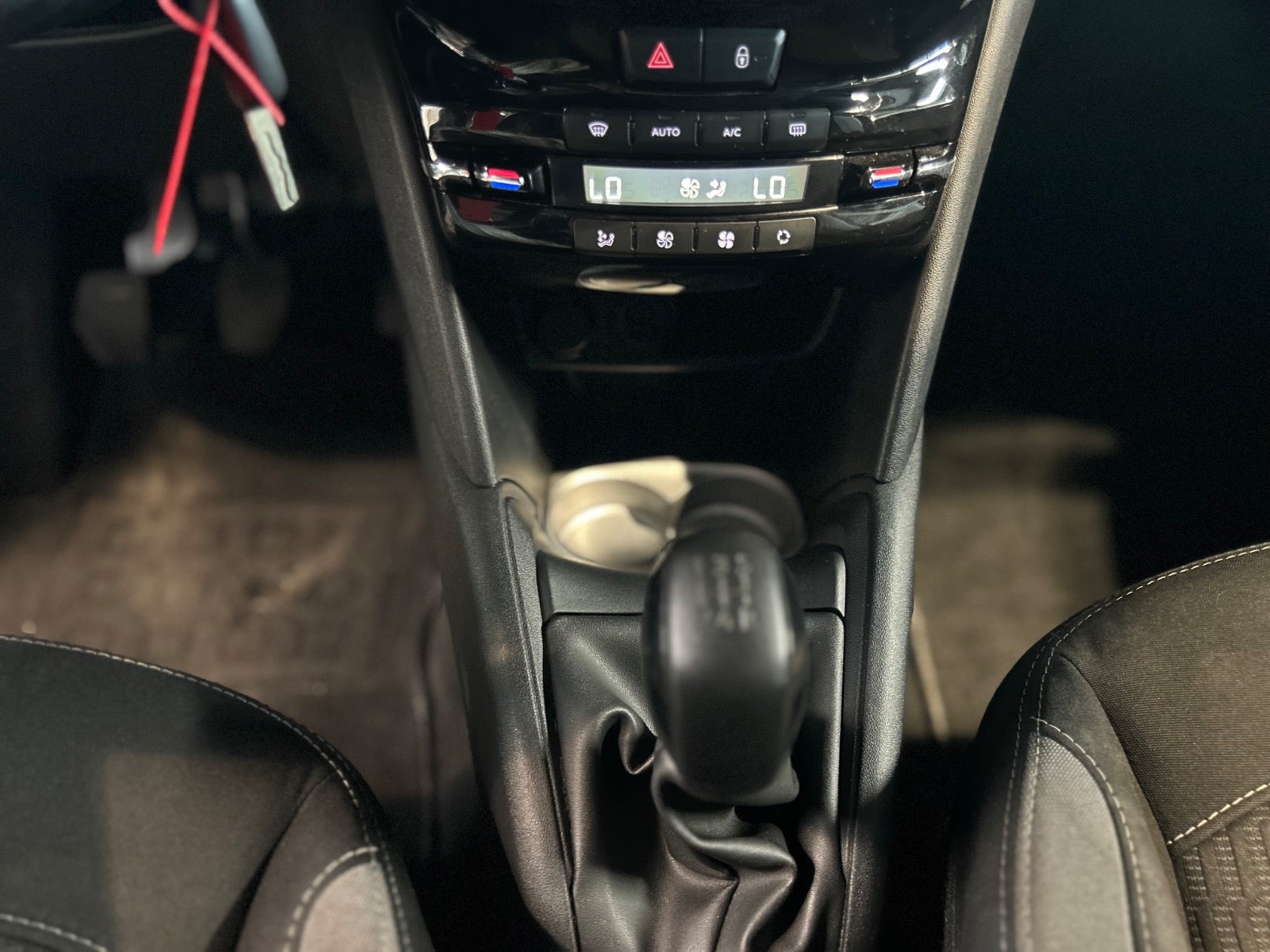 Peugeot 208 - 13