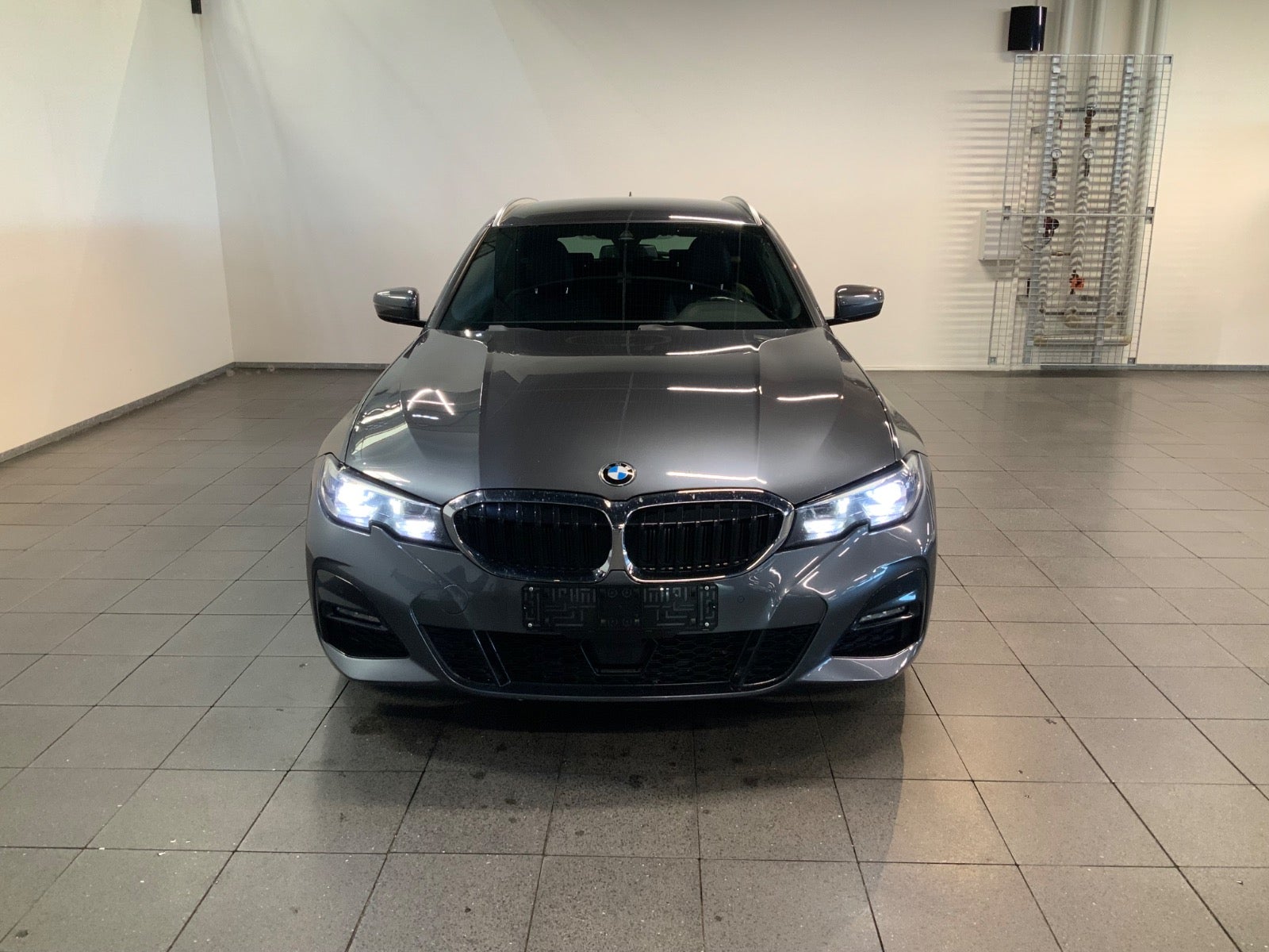 BMW 330e (2/8)