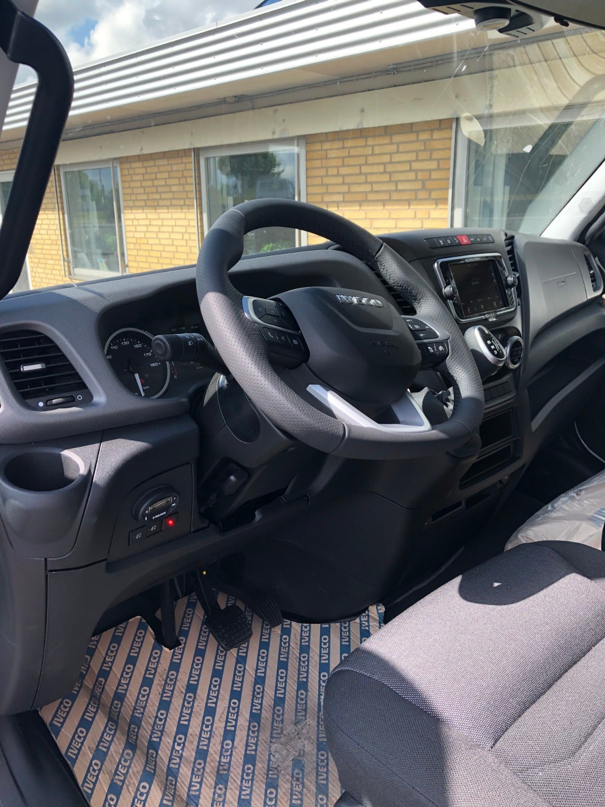 Billede af Iveco Daily 3,0 35S18 Box m/lift AG8