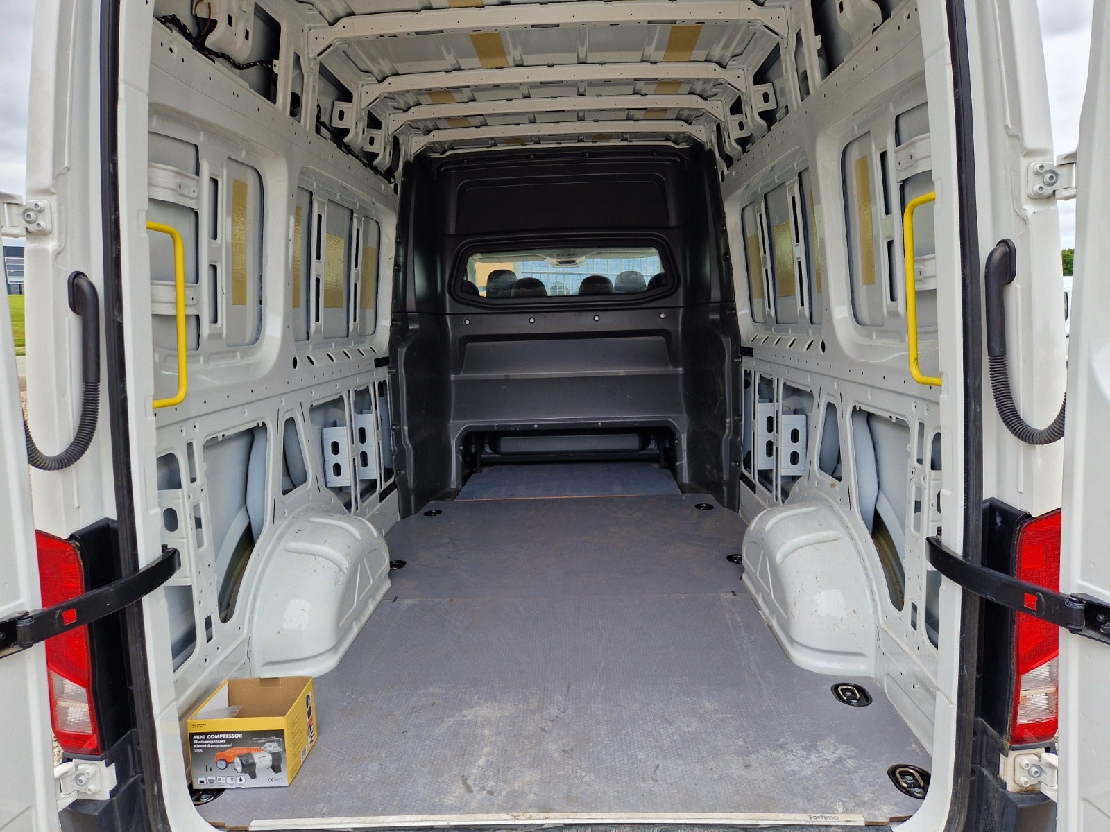 Billede af VW Crafter 35 2,0 TDi 177 Kassevogn L4H3