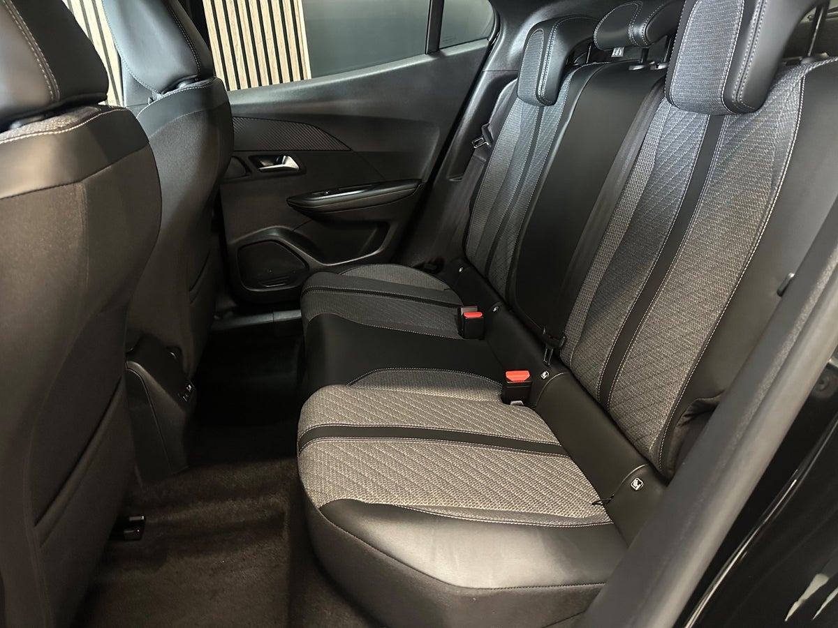 Peugeot 2008 PureTech 130 First Selection EAT8