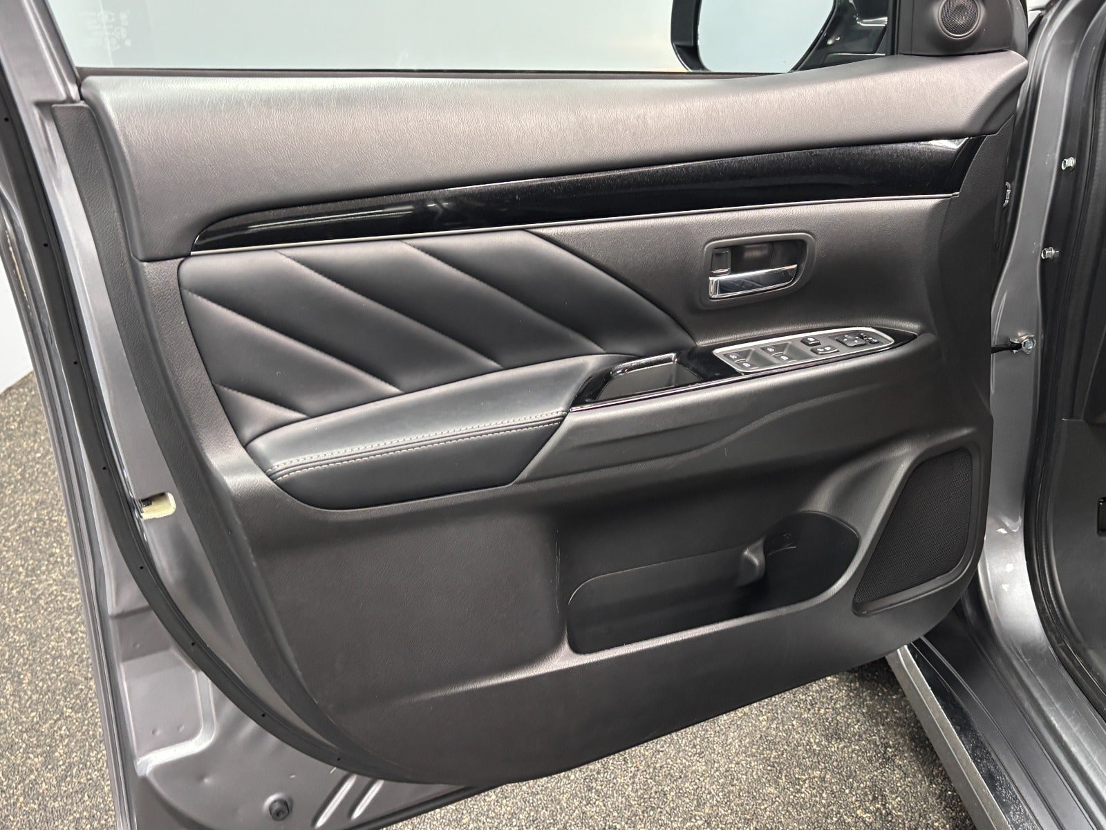 Billede af Mitsubishi Outlander 2,4 PHEV Inform CVT 4WD