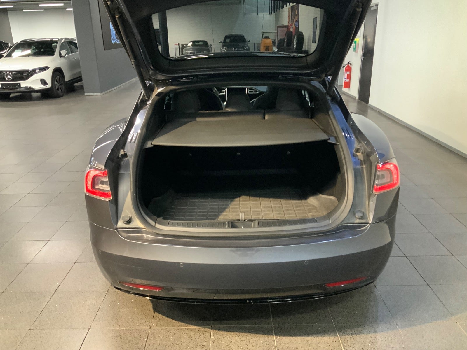 Tesla Model S (5/8)