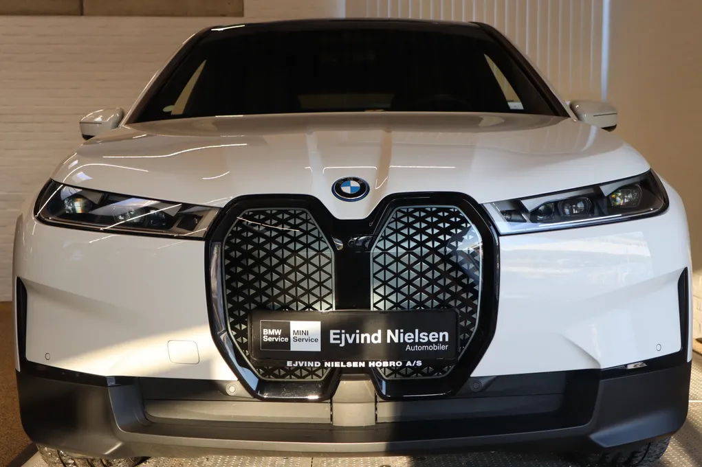 BMW iX xDrive40 Fully Charged