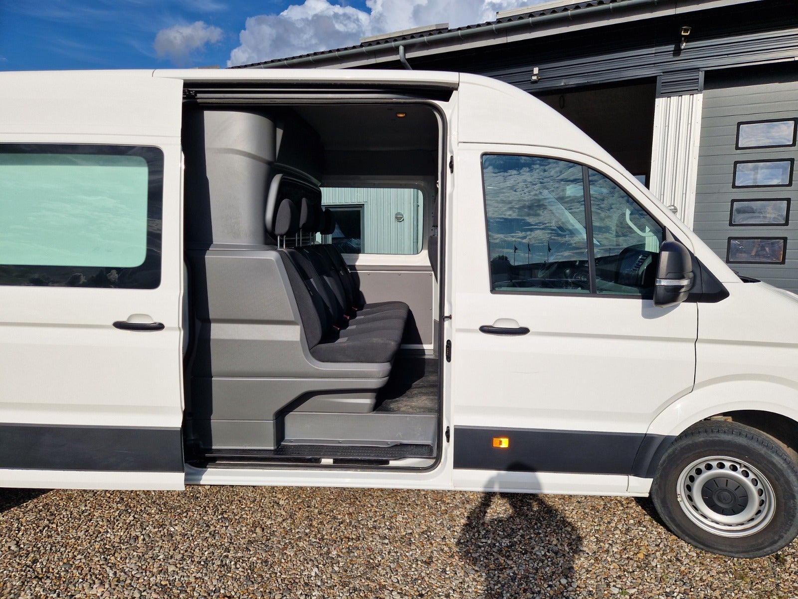 Billede af VW Crafter 35 2,0 TDi 177 Kassevogn L4H3 aut.