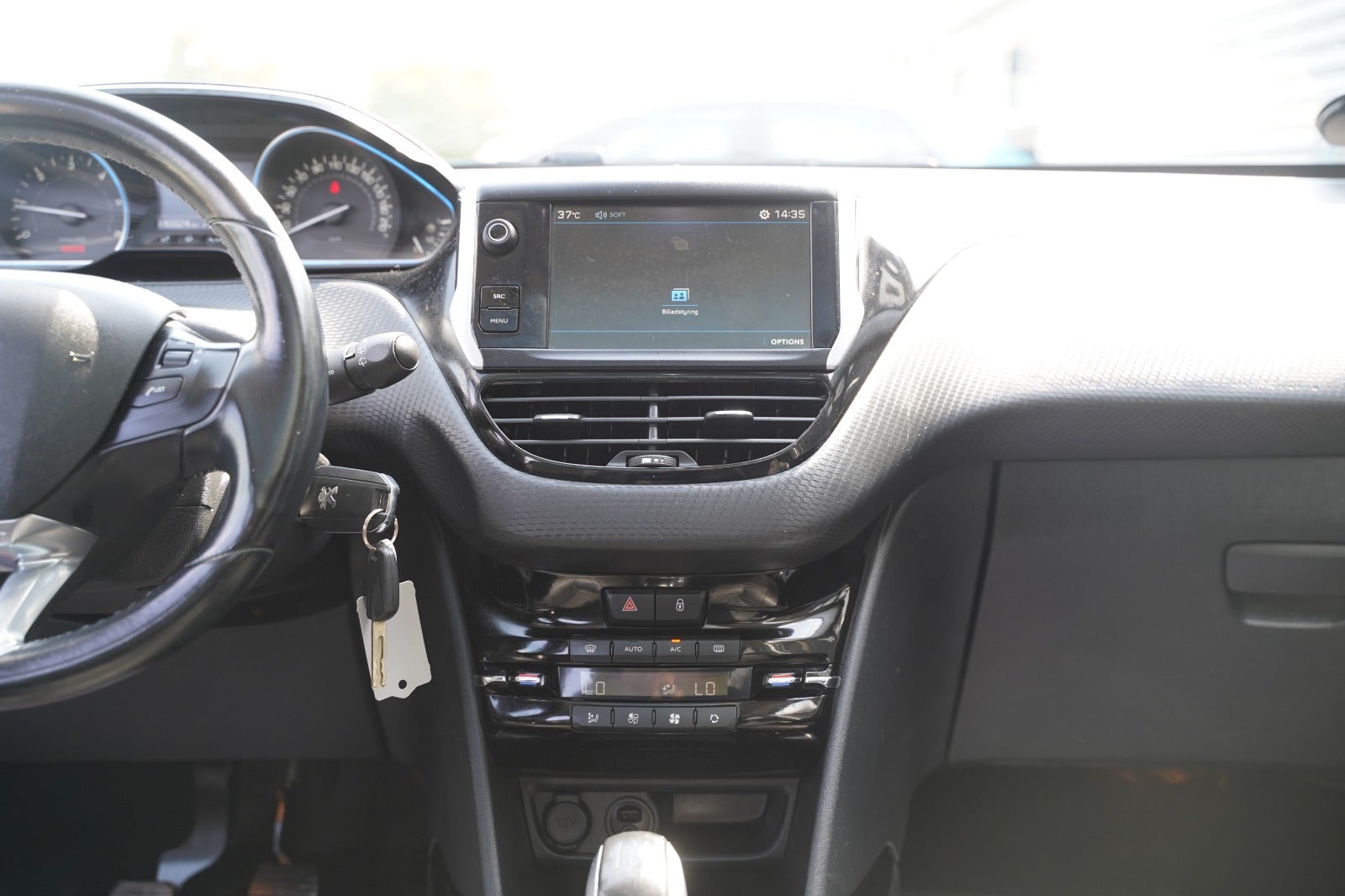 Billede af Peugeot 2008 1,6 BlueHDi 100 Allure Sky