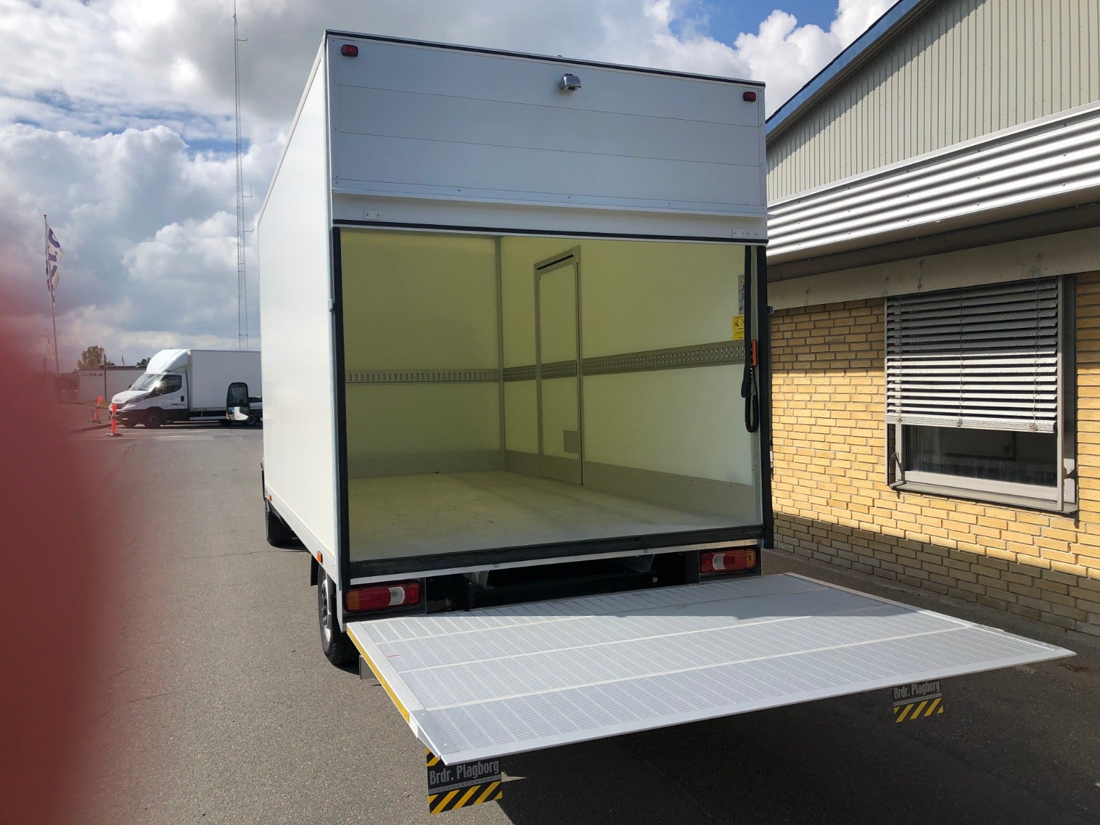 Billede af Iveco Daily 3,0 35S18 Box m/lift AG8