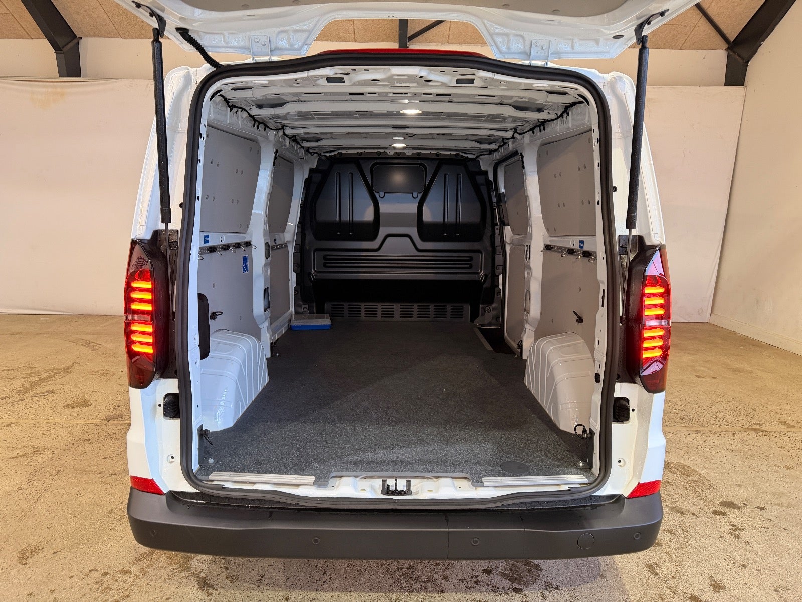 VW e-Transporter Comfort Kassevogn LWB