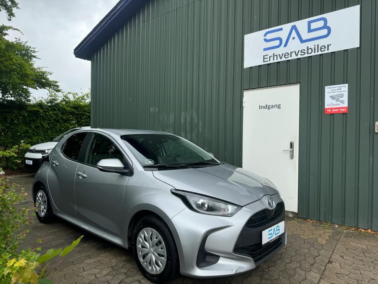 Toyota Yaris Hybrid Active e-CVT Van