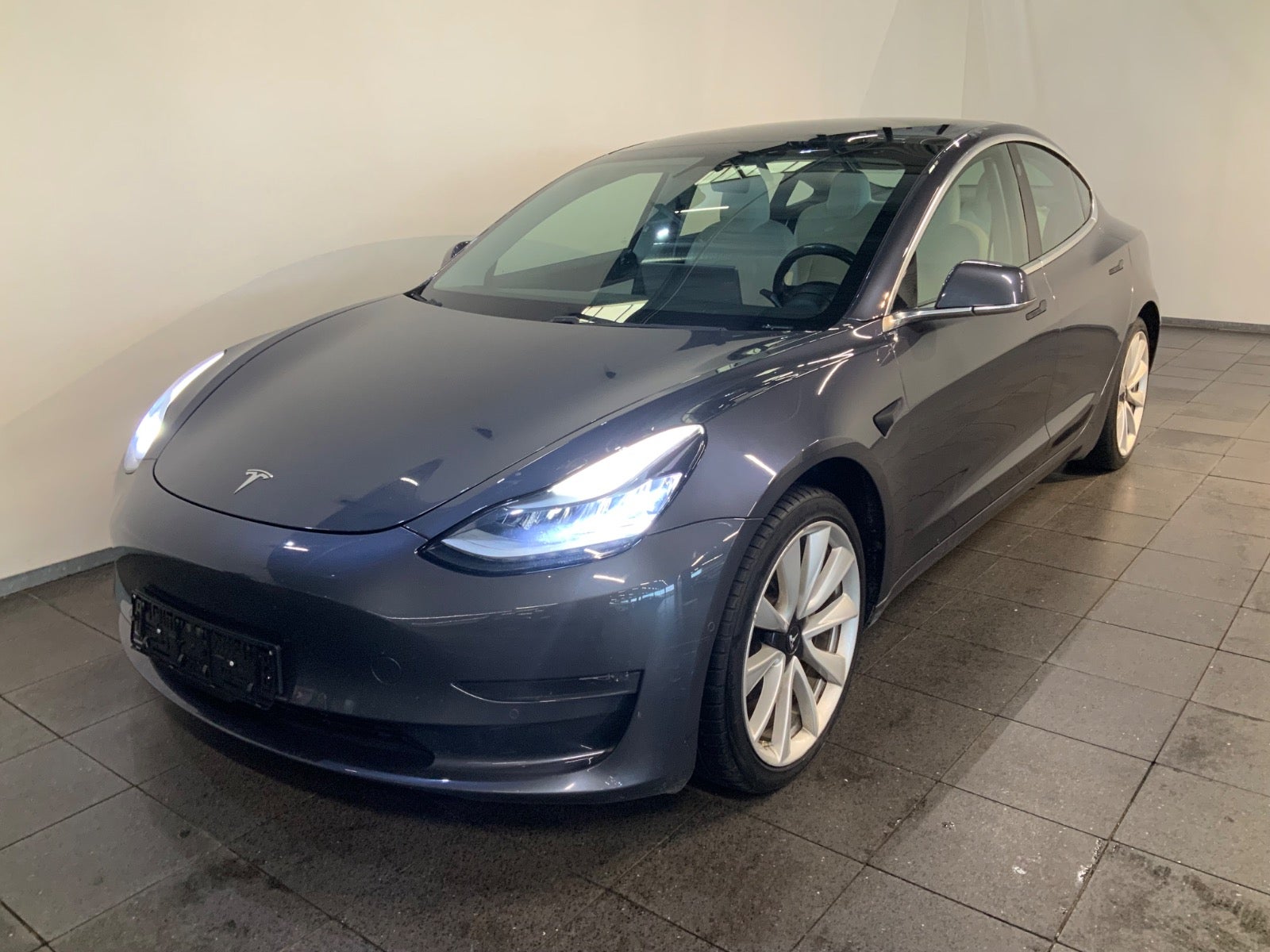 Tesla Model 3 (1/8)