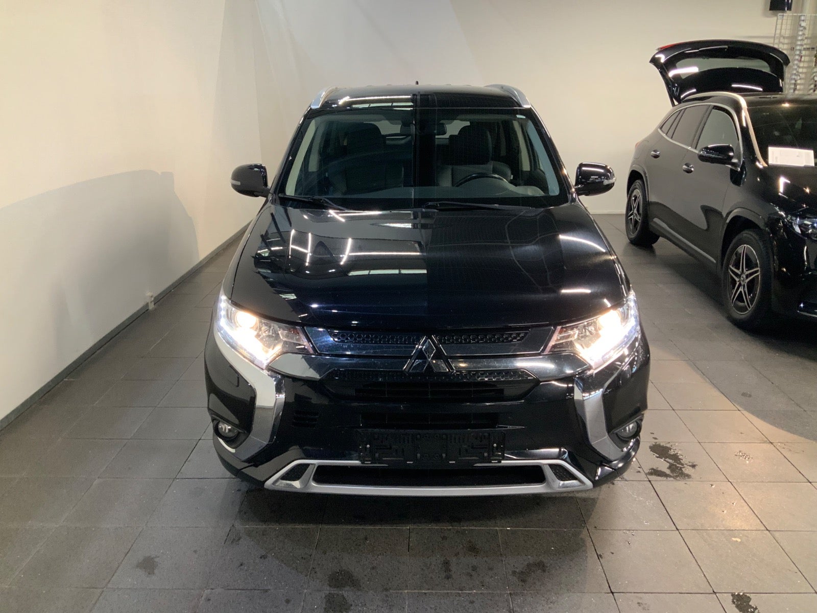 Mitsubishi Outlander (2/8)
