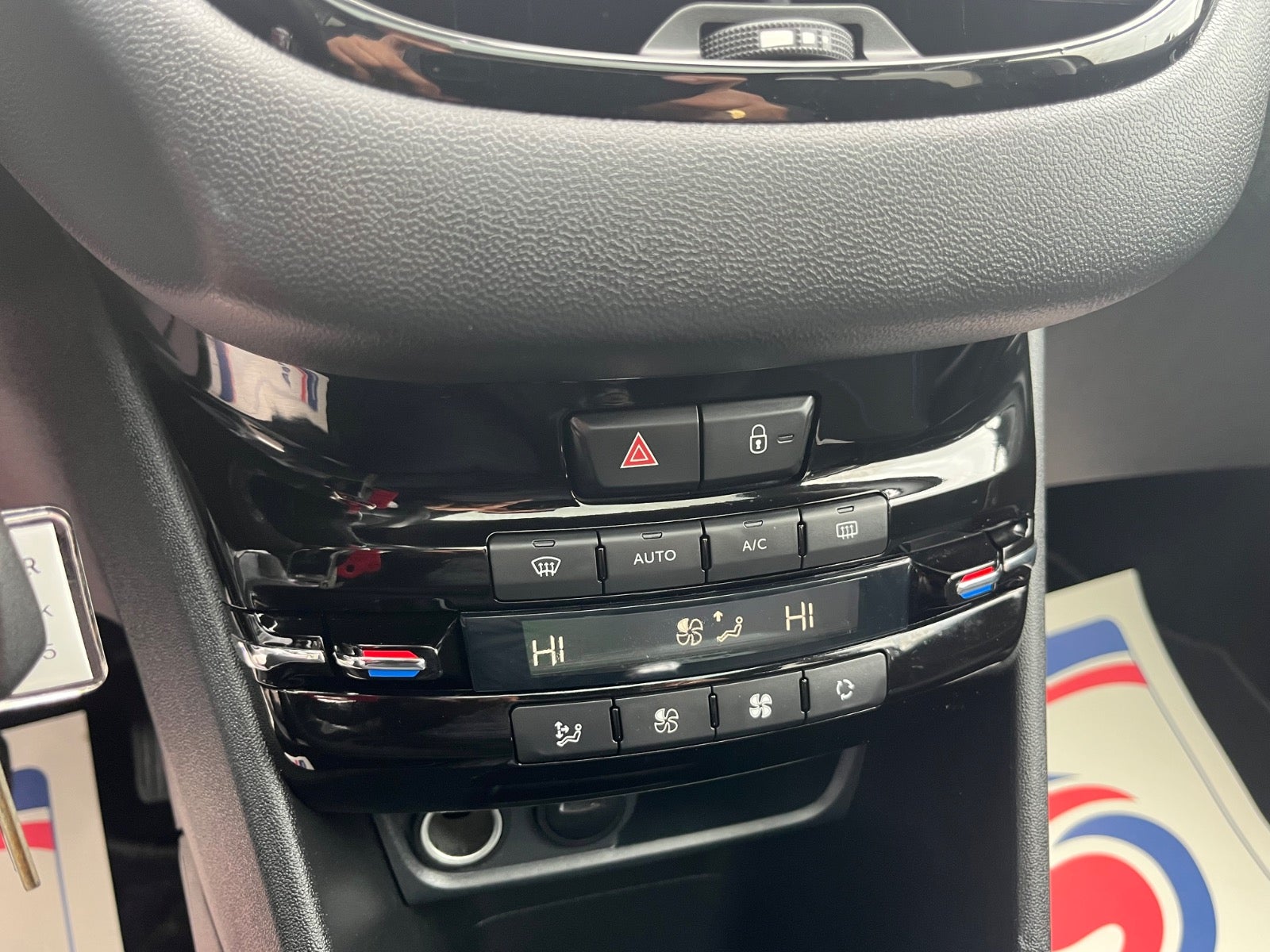 Billede af Peugeot 208 1,5 BlueHDi 100 Allure Sky