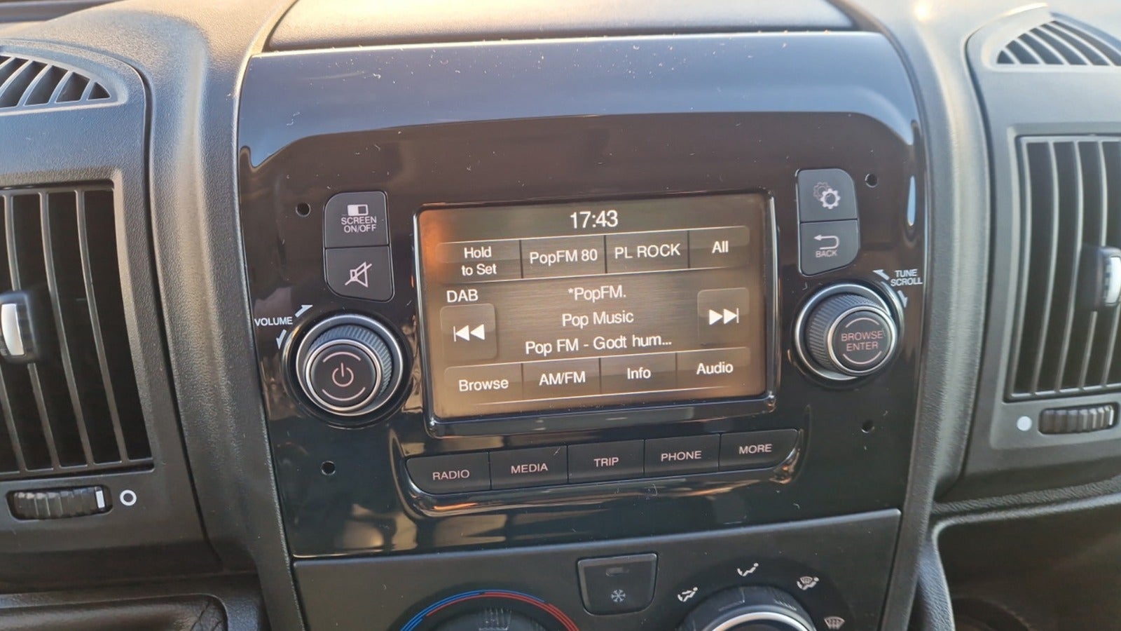 Billede af Citroën Jumper 33 2,2 BlueHDi 140 L2H2 FlexLine