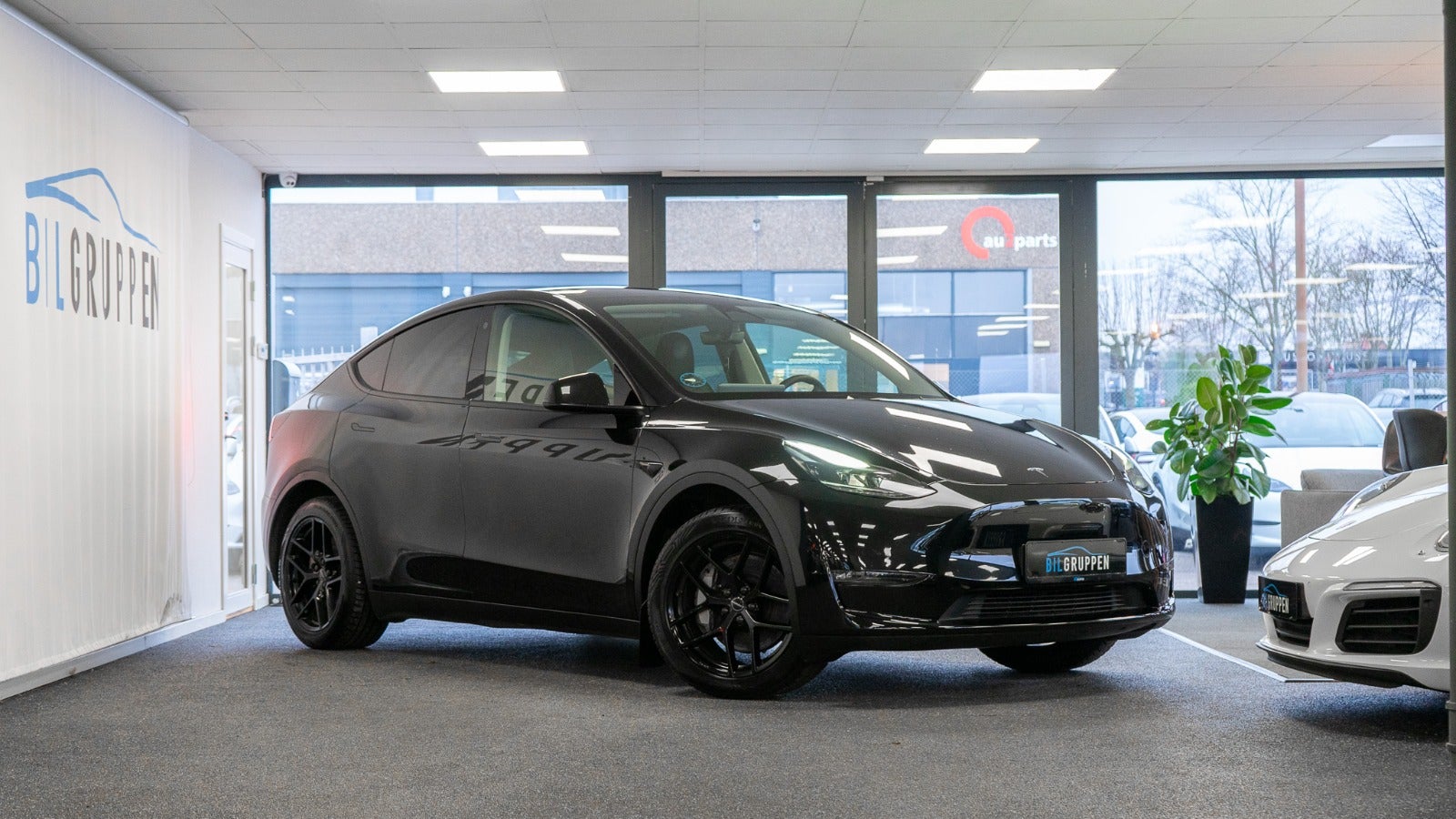 Tesla Model Y  Long Range AWD