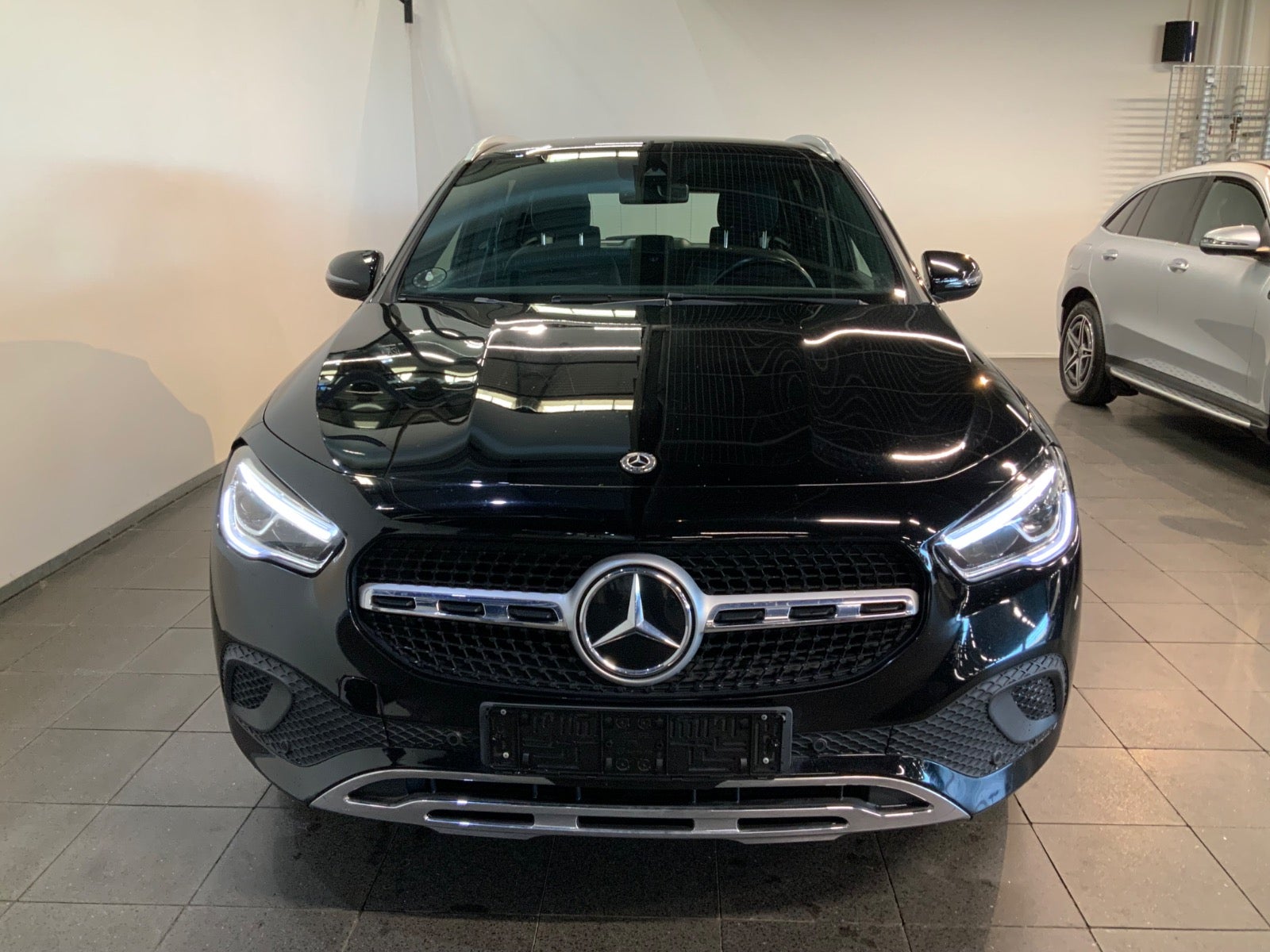 Mercedes-Benz GLA 200 (2/8)