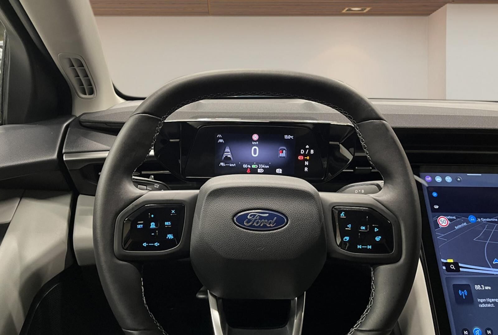 Ford Explorer Select Extended Range
