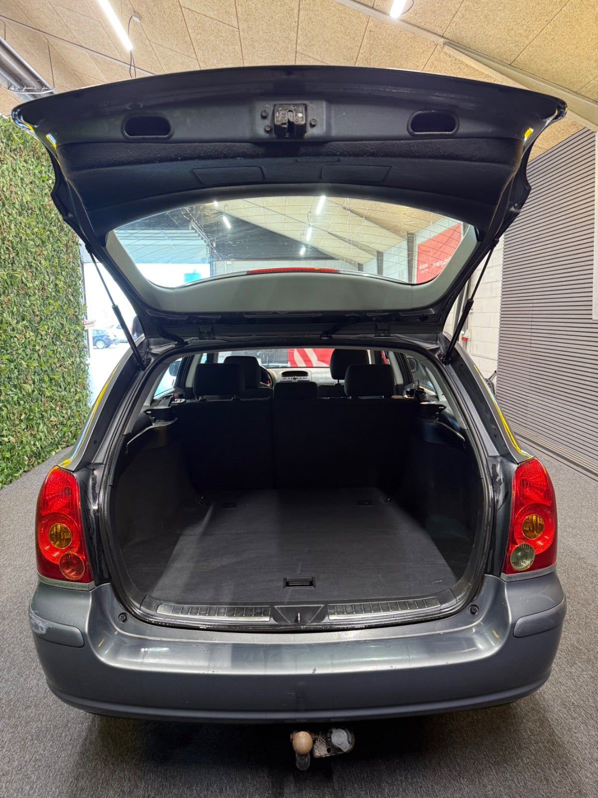 Billede af Toyota Avensis 1,8 VVT-i Sol stc.