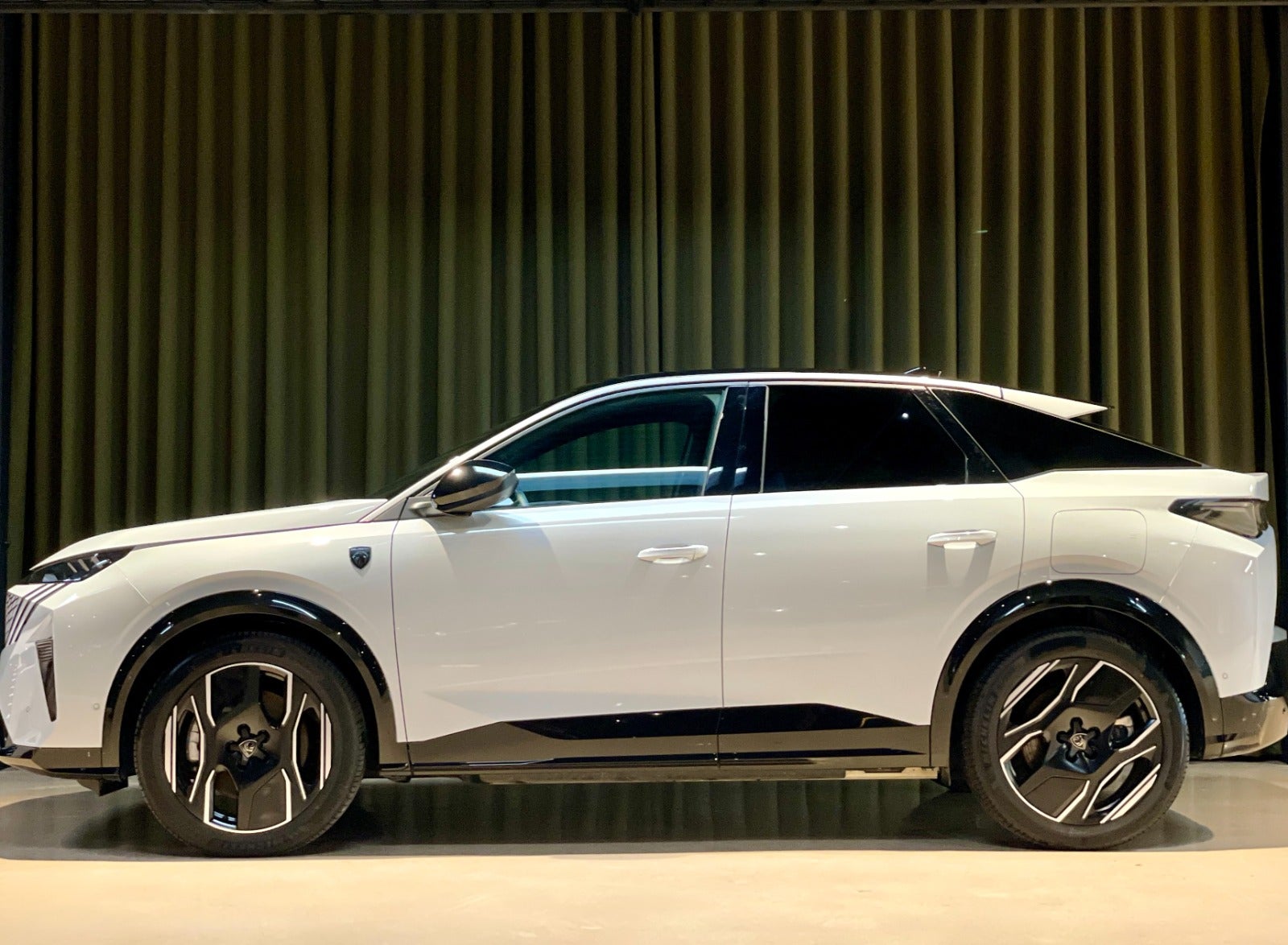 Billede af Peugeot e-3008 77 GT