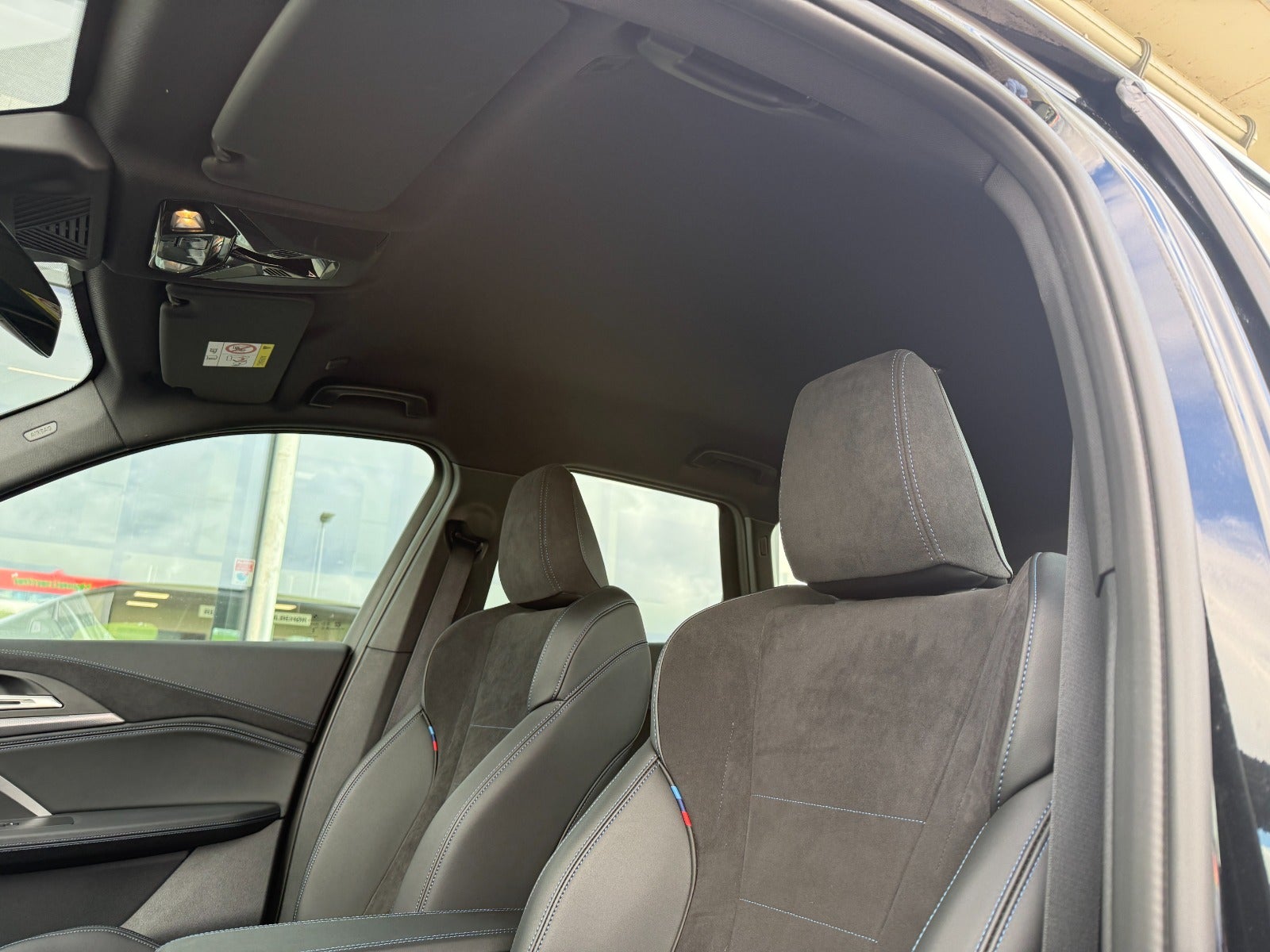 BMW iX1 eDrive20 M-Sport Premium 5d - 9