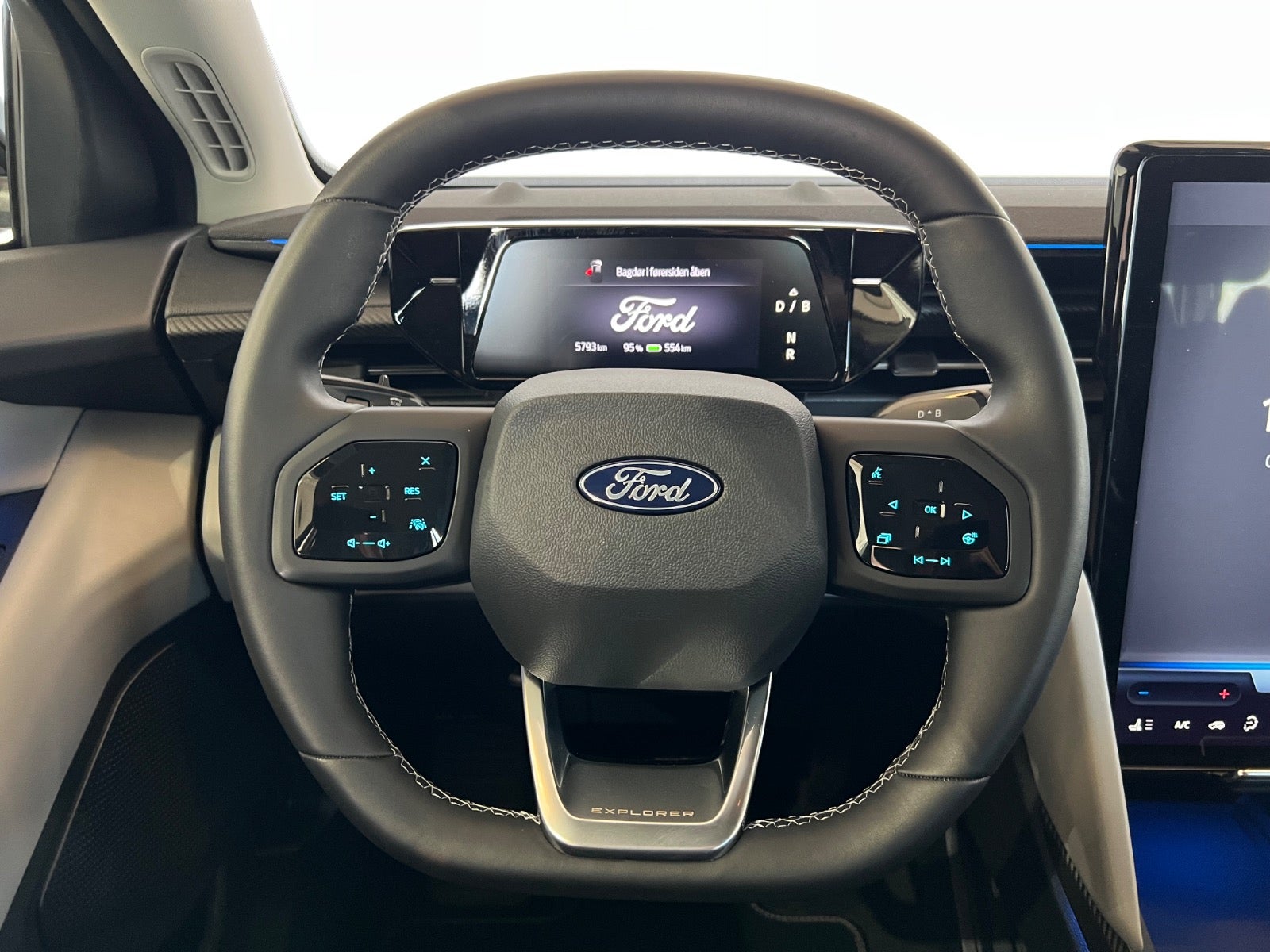 Ford Explorer Premium Extended Range AWD