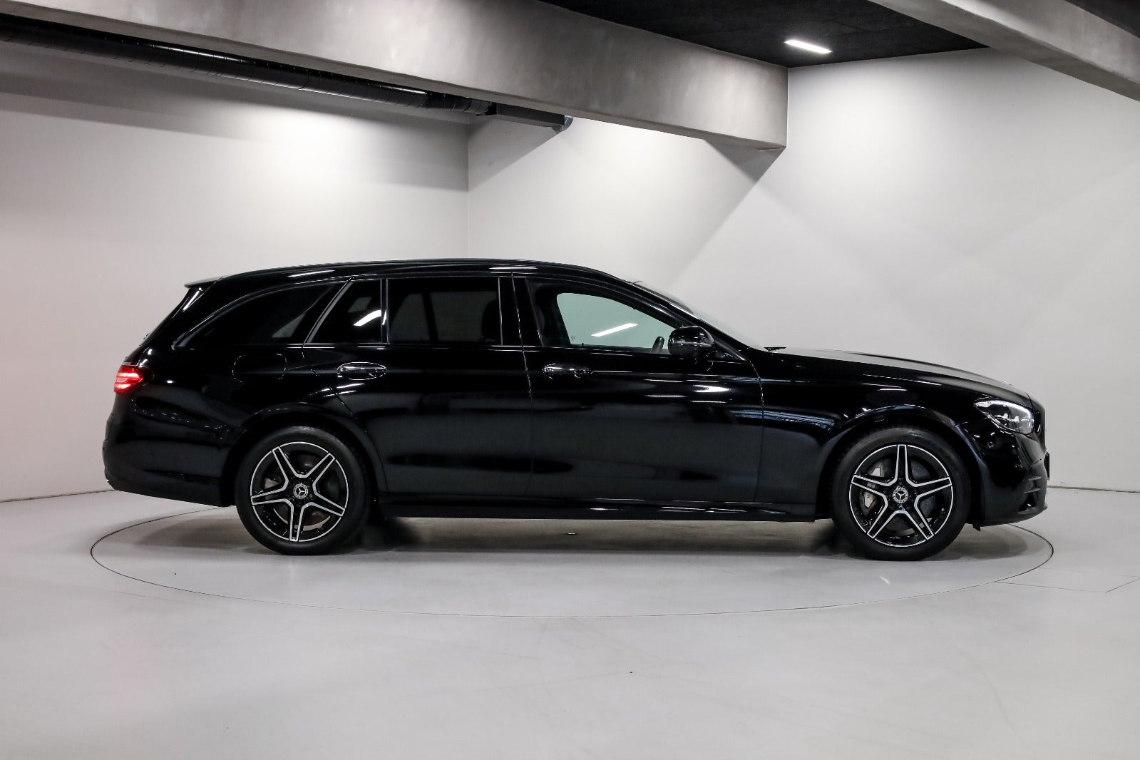 Mercedes-Benz E300 de 2,0 AMG Line stc. aut. 4Matic