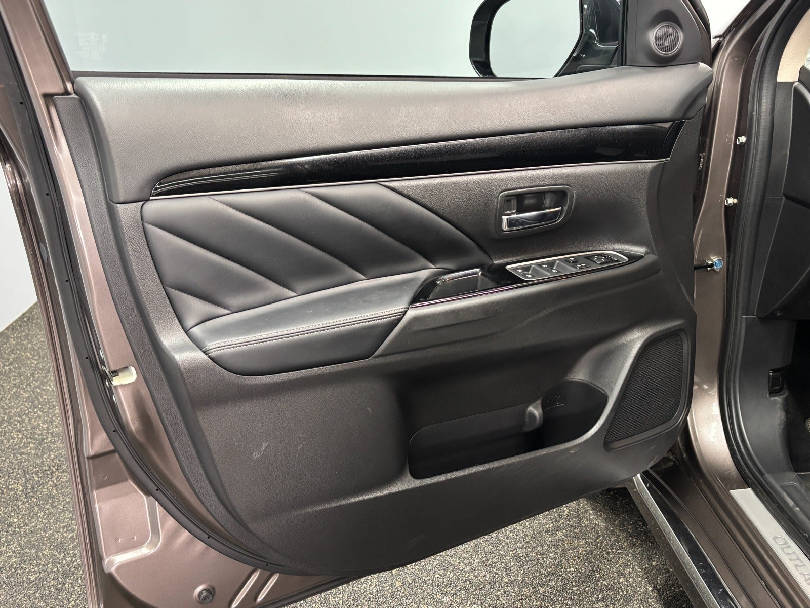 Billede af Mitsubishi Outlander 2,4 PHEV Invite CVT 4WD