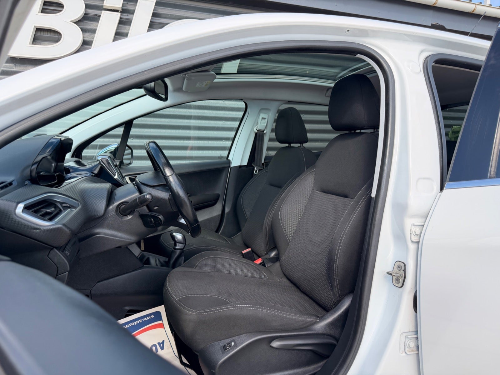 Billede af Peugeot 208 1,2 PureTech 82 Signature Sky