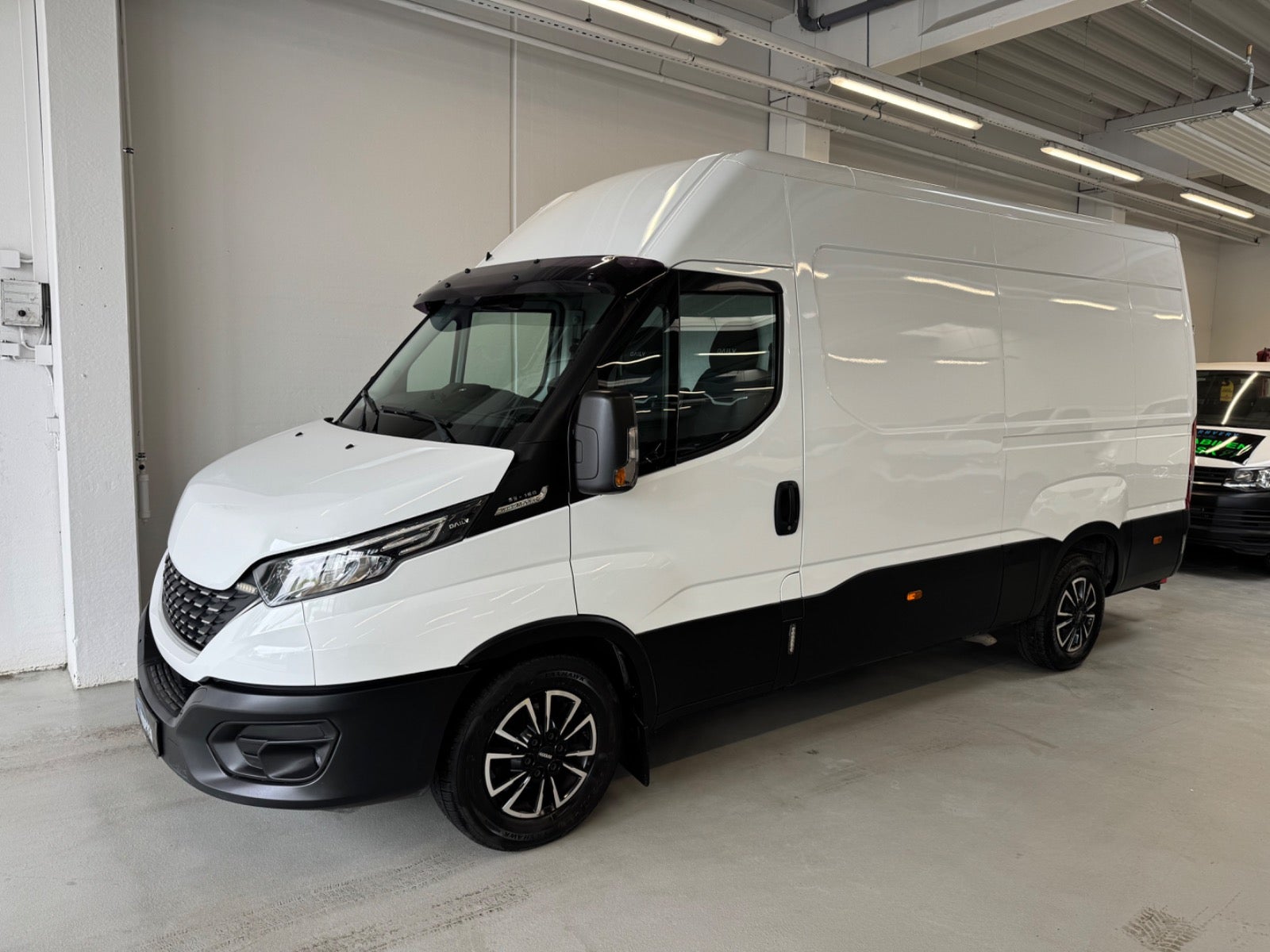Billede af Iveco Daily 2,3 35S16 12m³ Van AG8