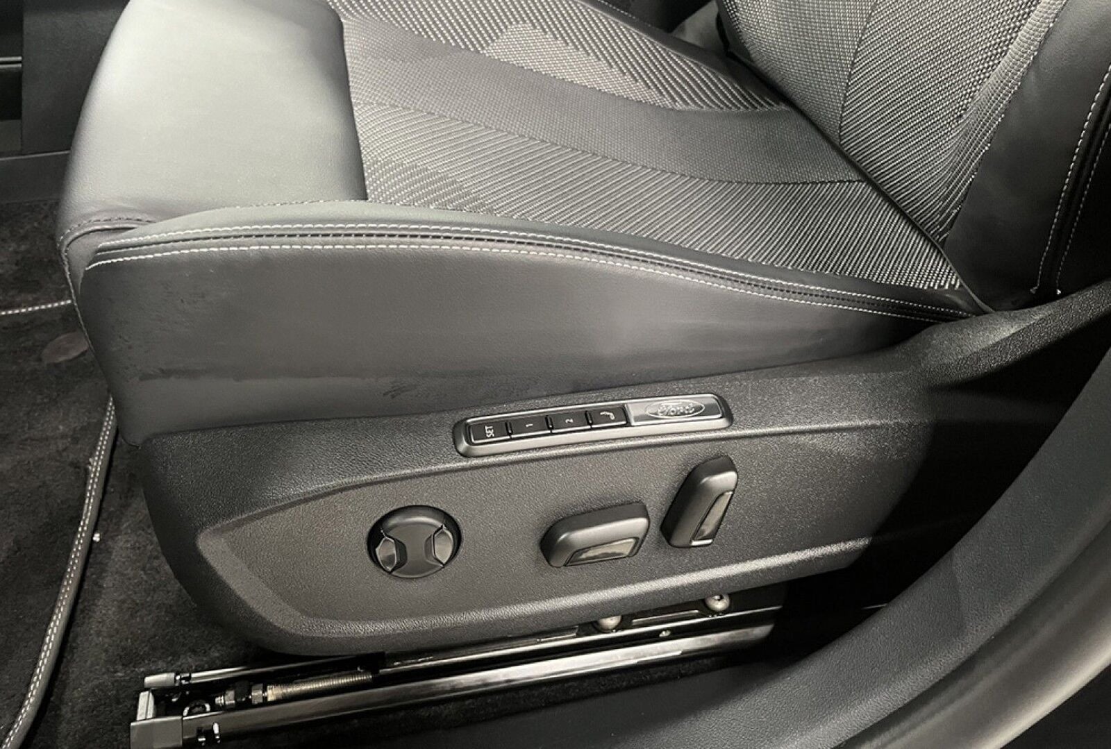 Ford Explorer Select Extended Range