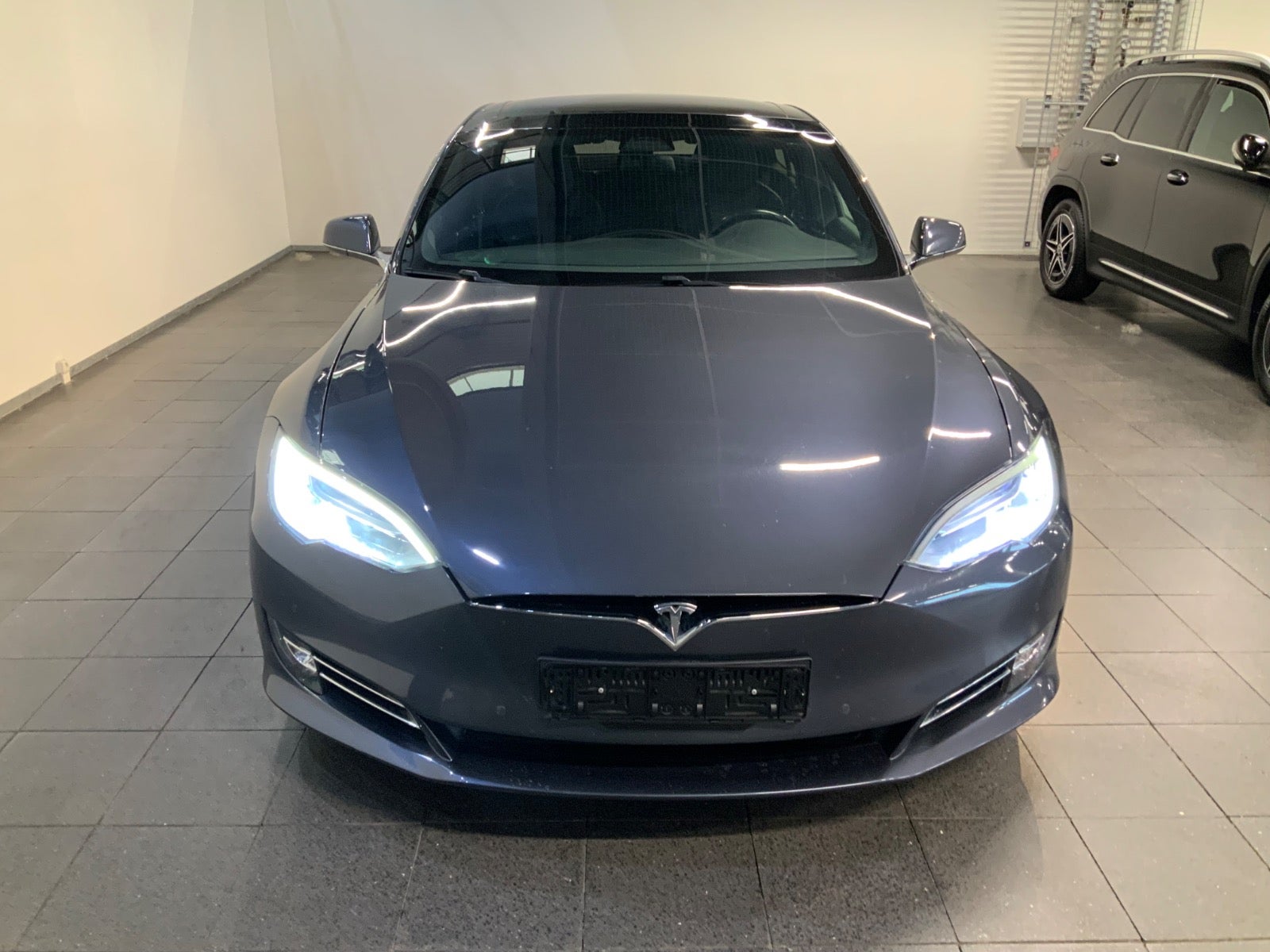 Tesla Model S (2/8)