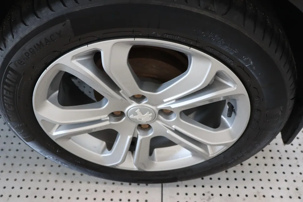 Peugeot 208 VTi Allure Sky