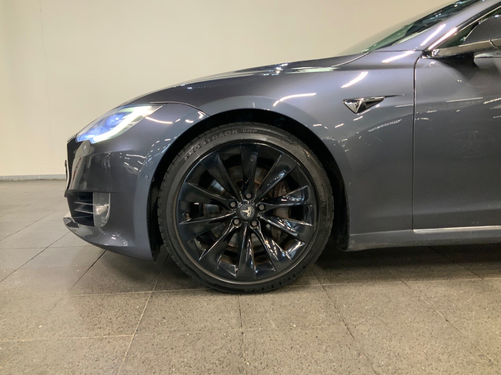 Tesla Model S (3/8)