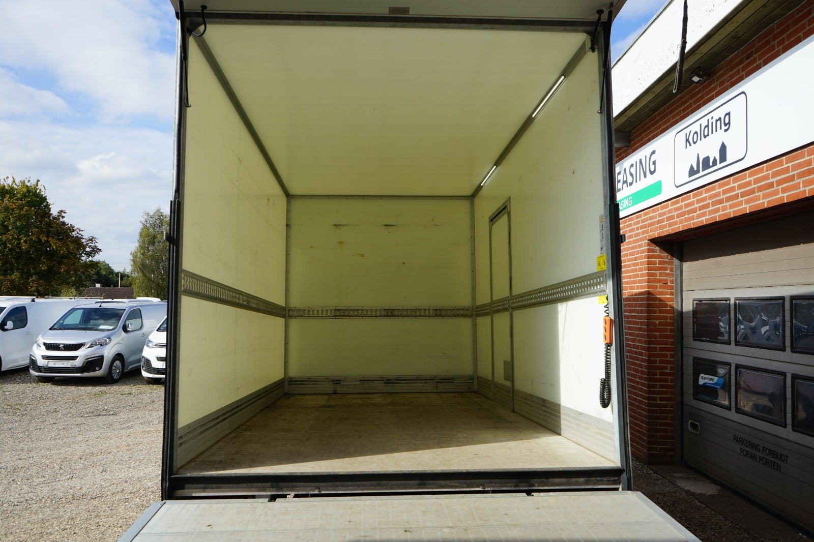 Billede af Iveco Daily 3,0 35S18 4100mm Box m/lift AG8