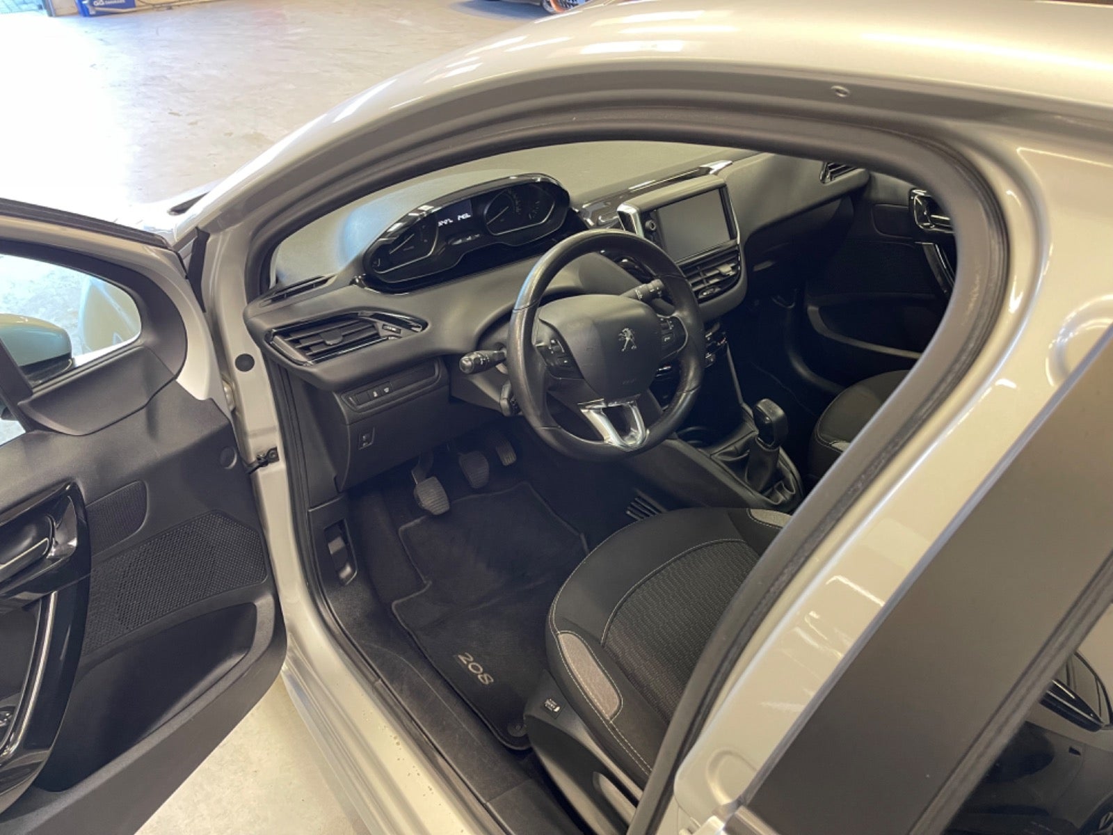 Billede af Peugeot 208 1,6 BlueHDi 100 Desire Sky