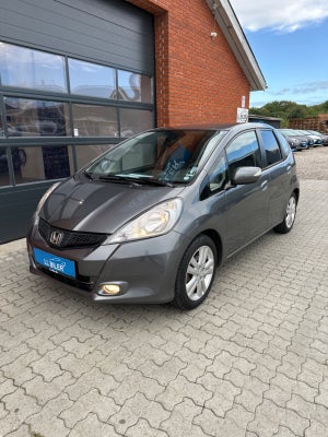 Honda Jazz 1,4 Comfort+ Benzin modelår 2013 km 66000 Gråmetal nysynet klimaanlæg ABS airbag alarm st