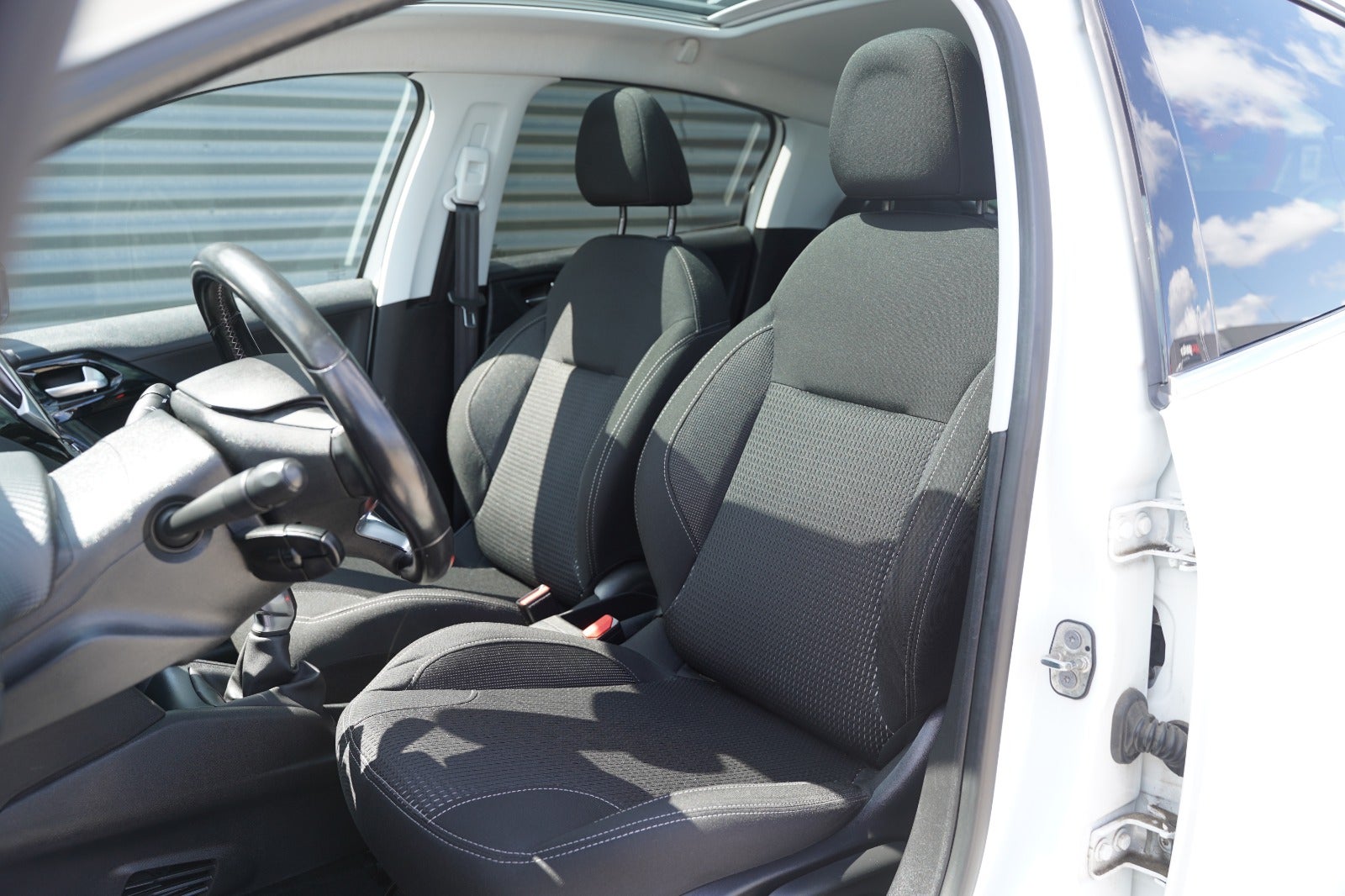 Billede af Peugeot 208 1,6 BlueHDi 100 Allure Sky