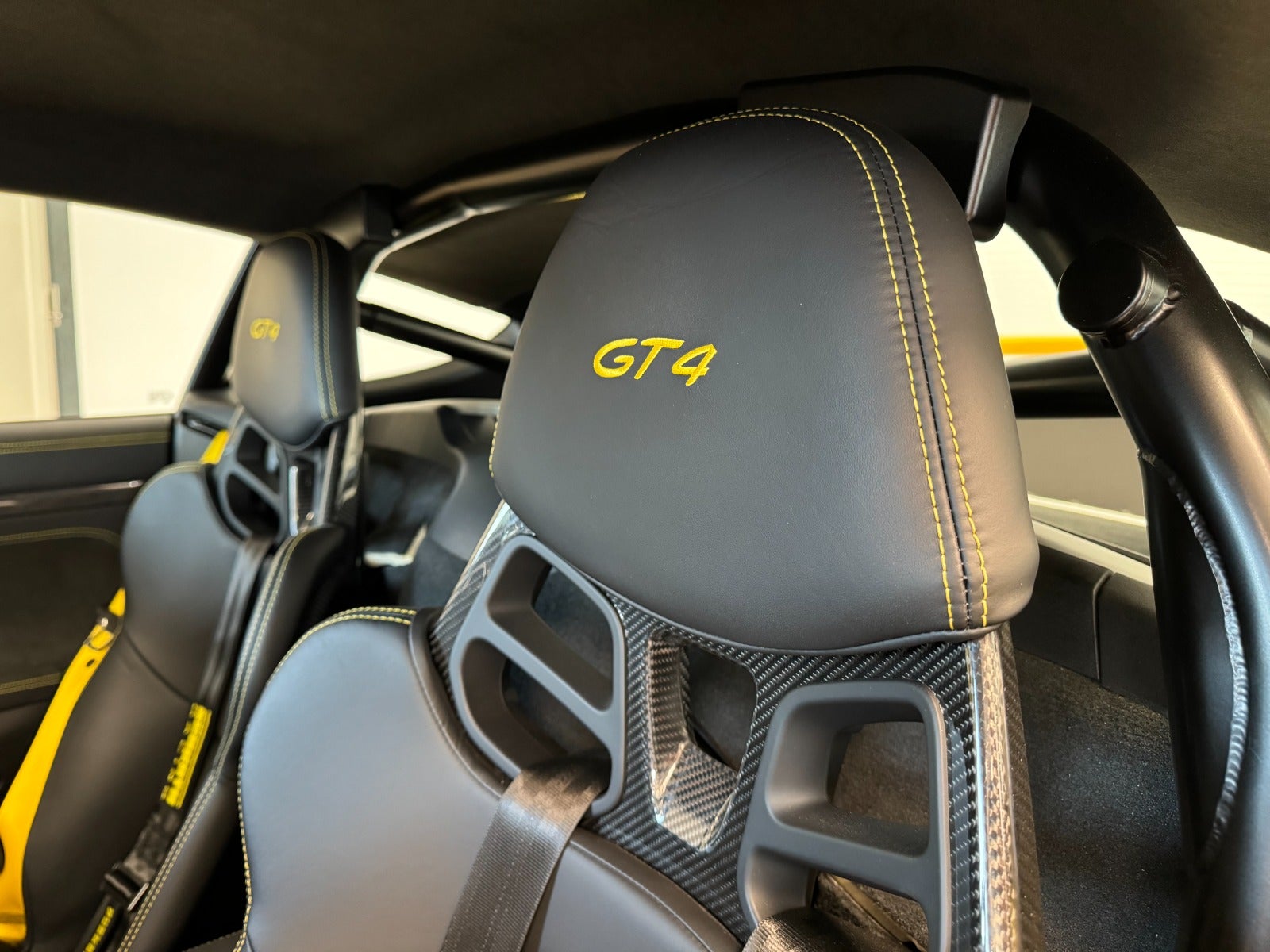 Porsche 718 Cayman GT4 2023