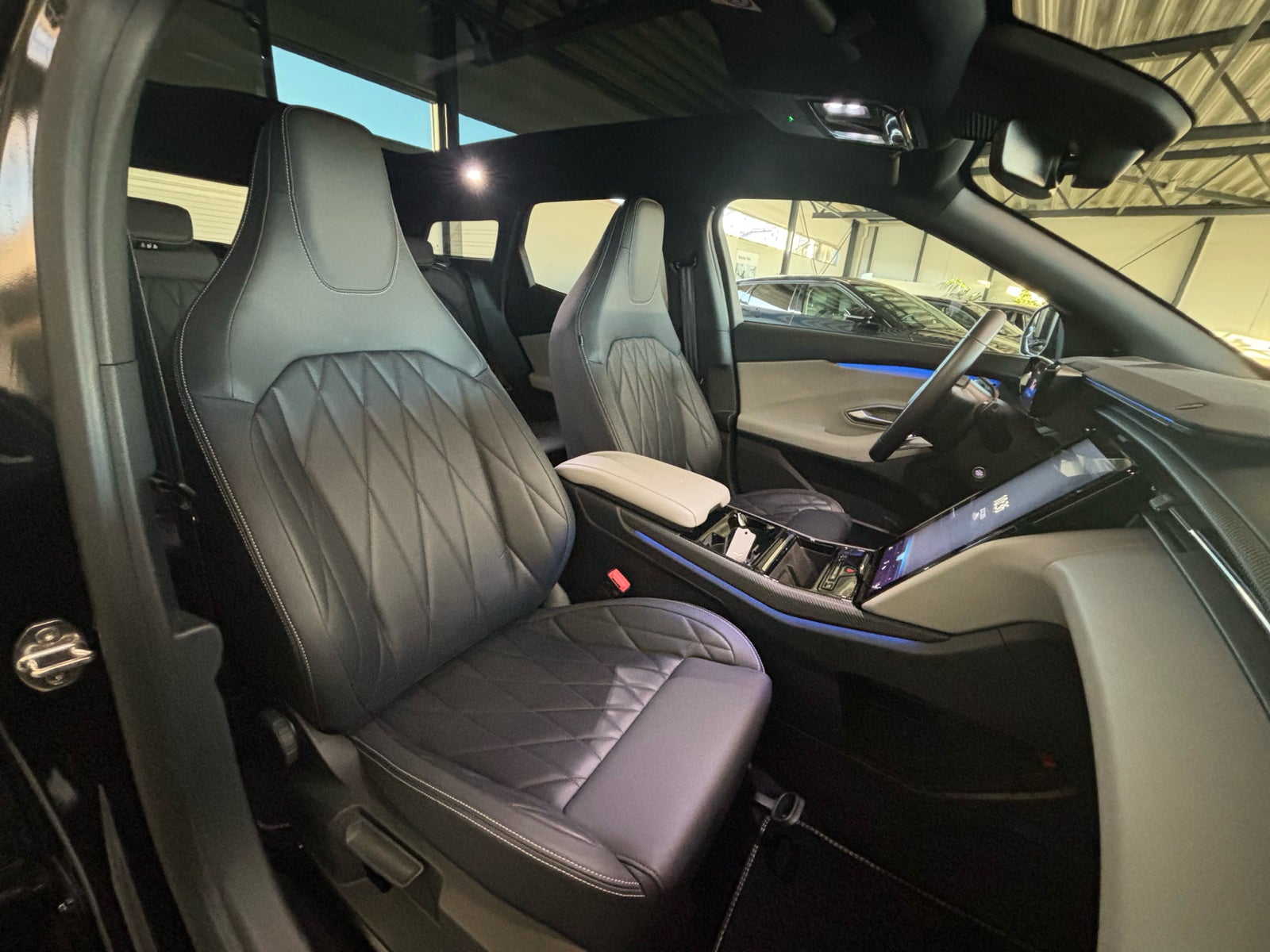 Ford Explorer Premium Extended Range