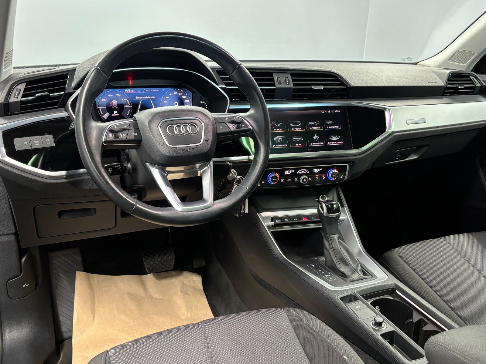 Billede af Audi Q3 45 TFSi e Attitude plus S-tr.