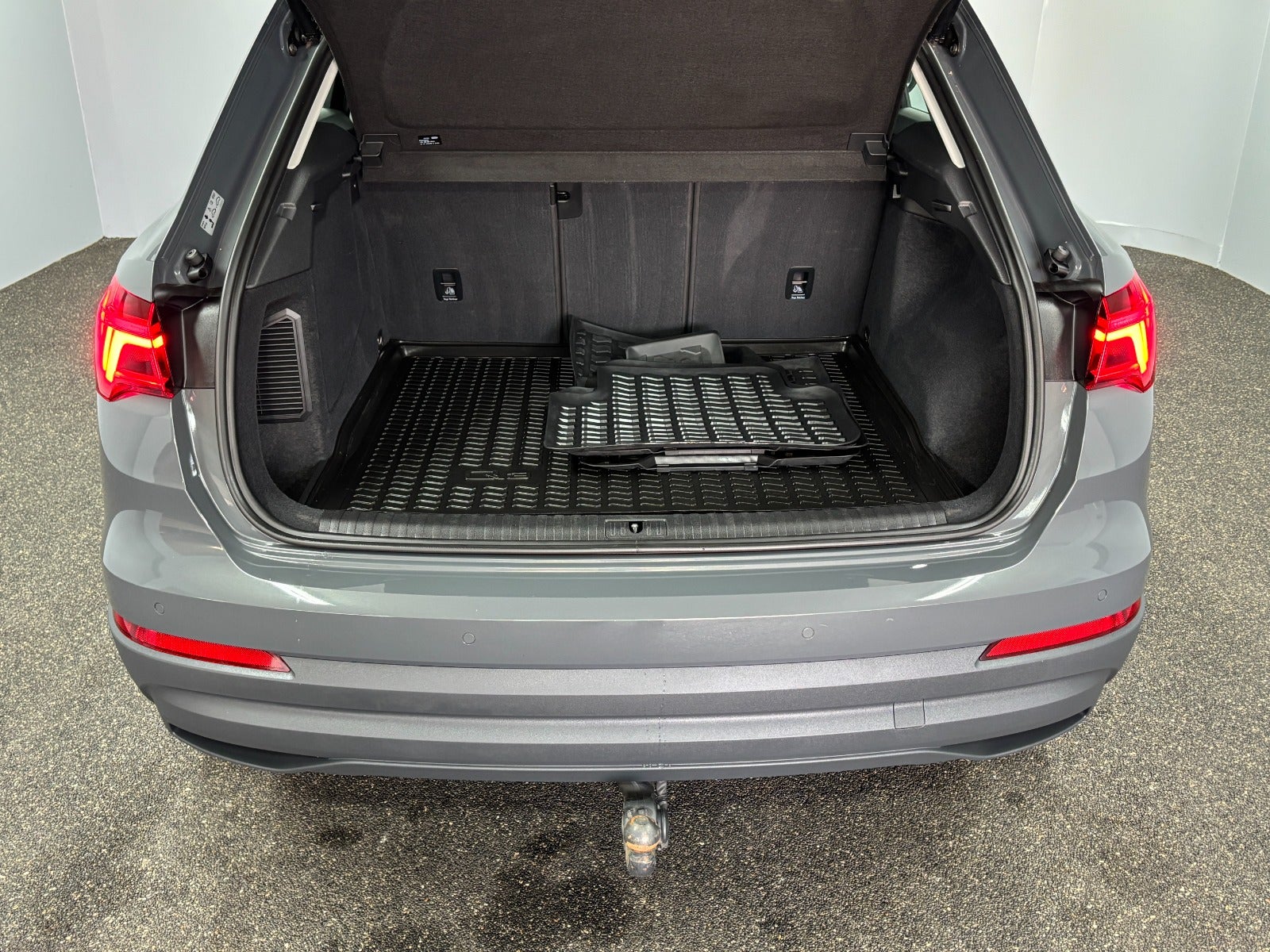 Billede af Audi Q3 45 TFSi e Attitude plus S-tr.