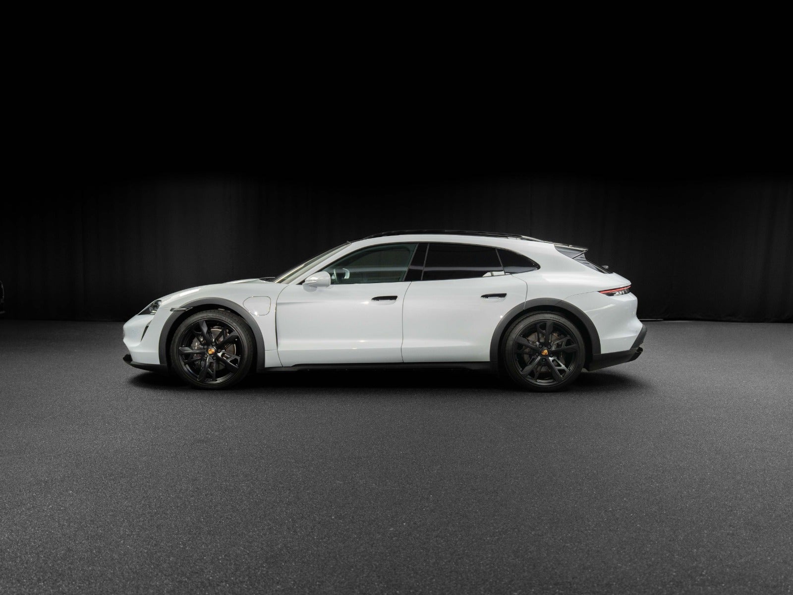 Gallery image 3 of 18