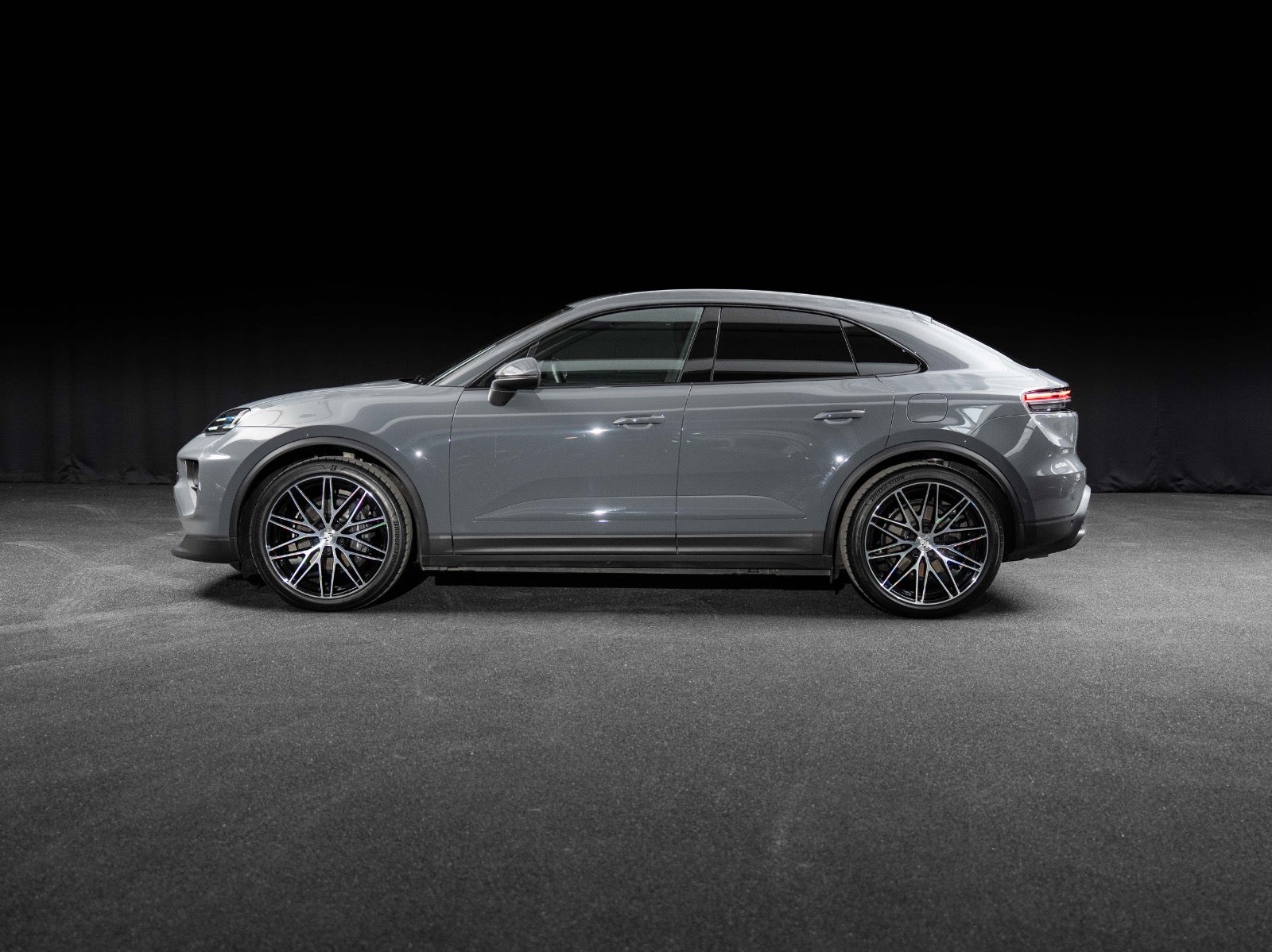 Gallery image 3 of 18