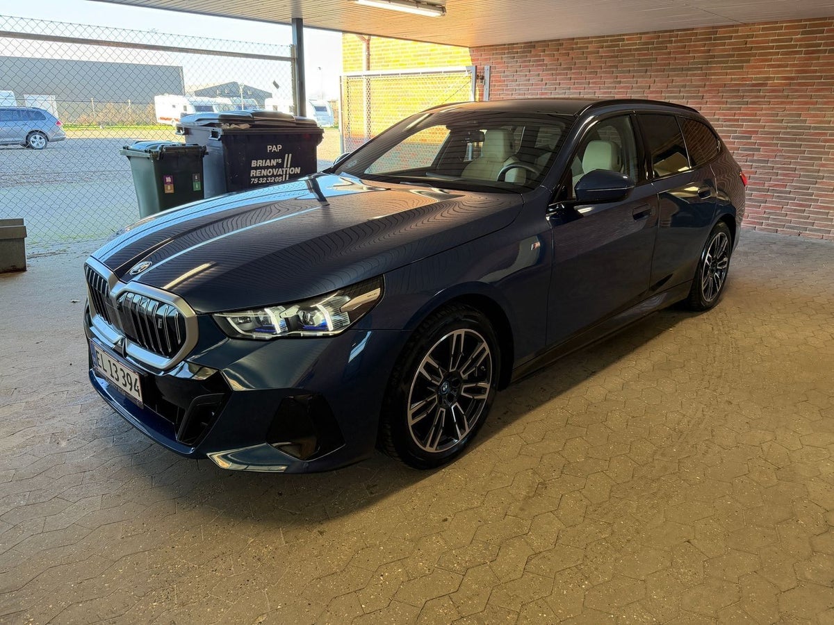 BMW i5 eDrive40 Touring Fully Charged M-Sport billede 1