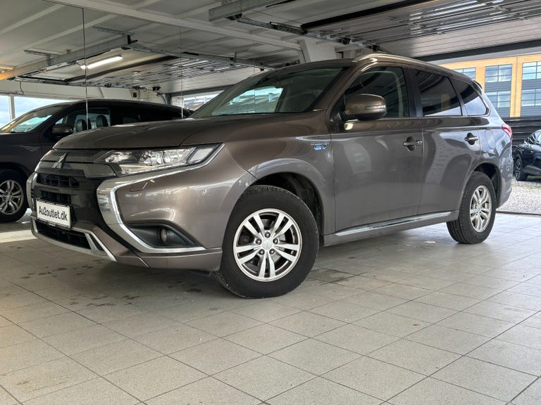 Mitsubishi Outlander PHEV Invite CVT 4WD