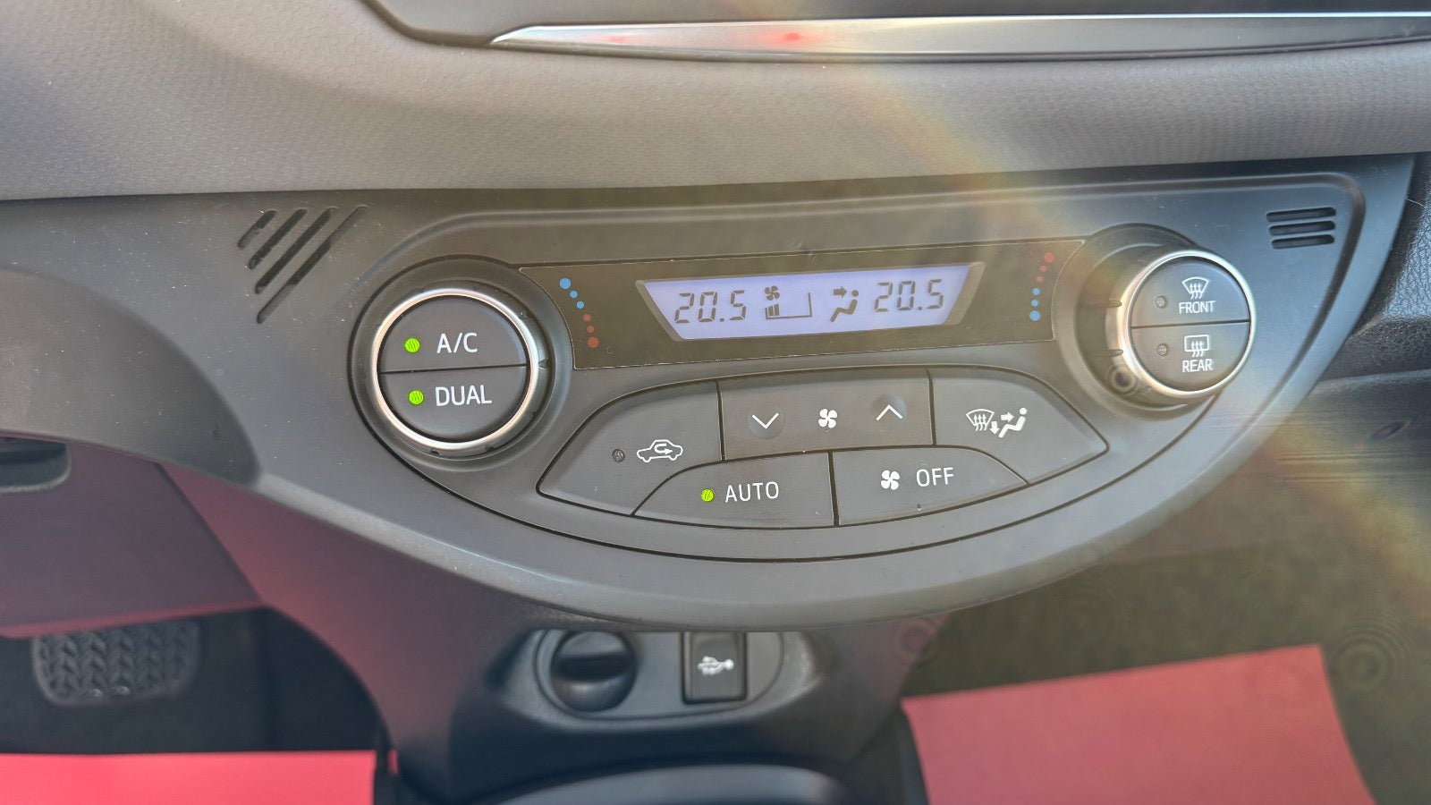Toyota Yaris Hybrid H1 e-CVT